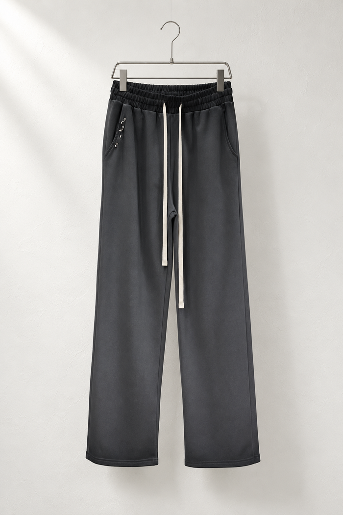 Pantaloni negri cu gradient pe umeraș metalic, talie închisă, șnururi ivoire și accesorii mici la buzunar