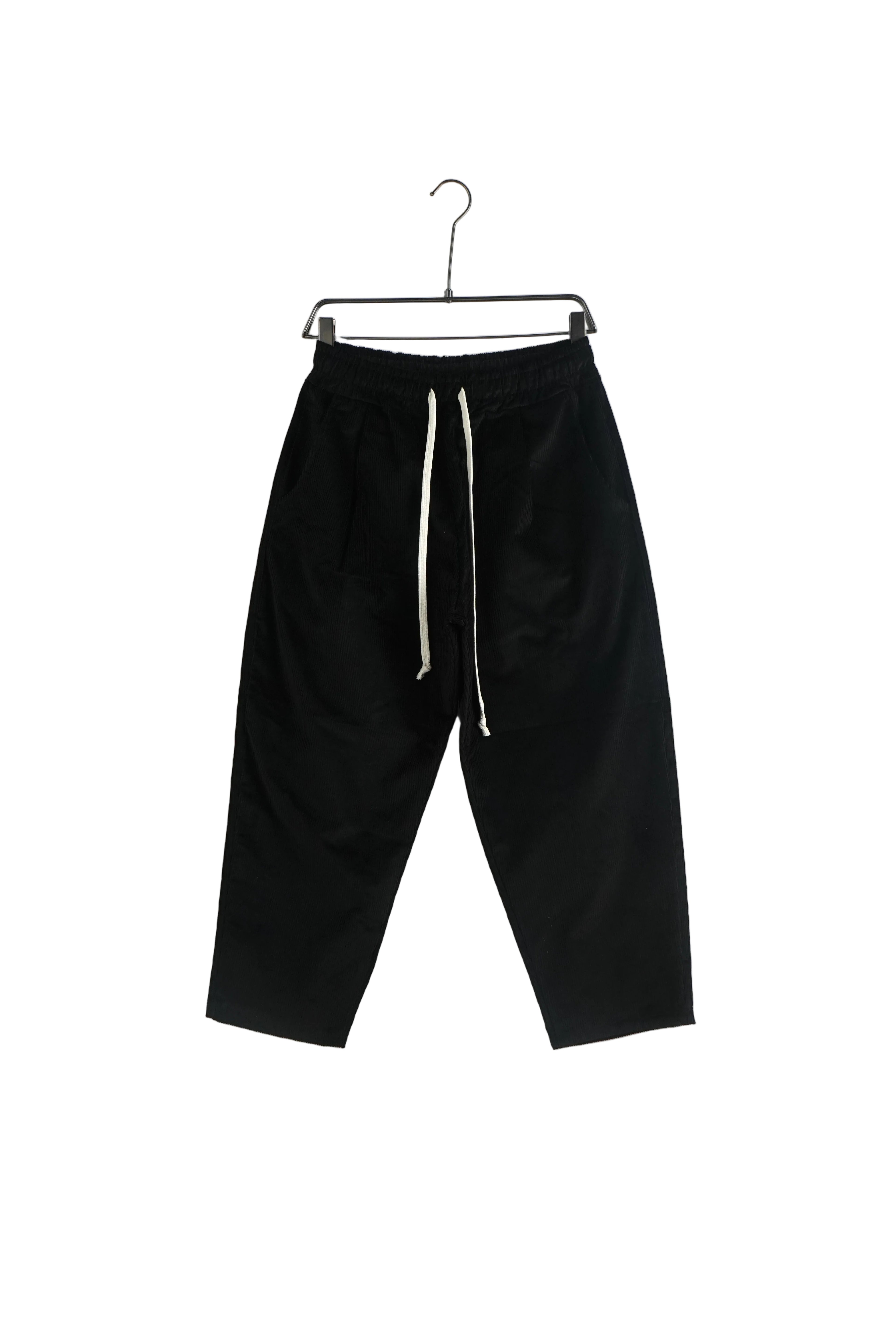 Pantaloni negri raiați bărbați, model pantaloni cu șiret lung ornamental alb, stil urban modern