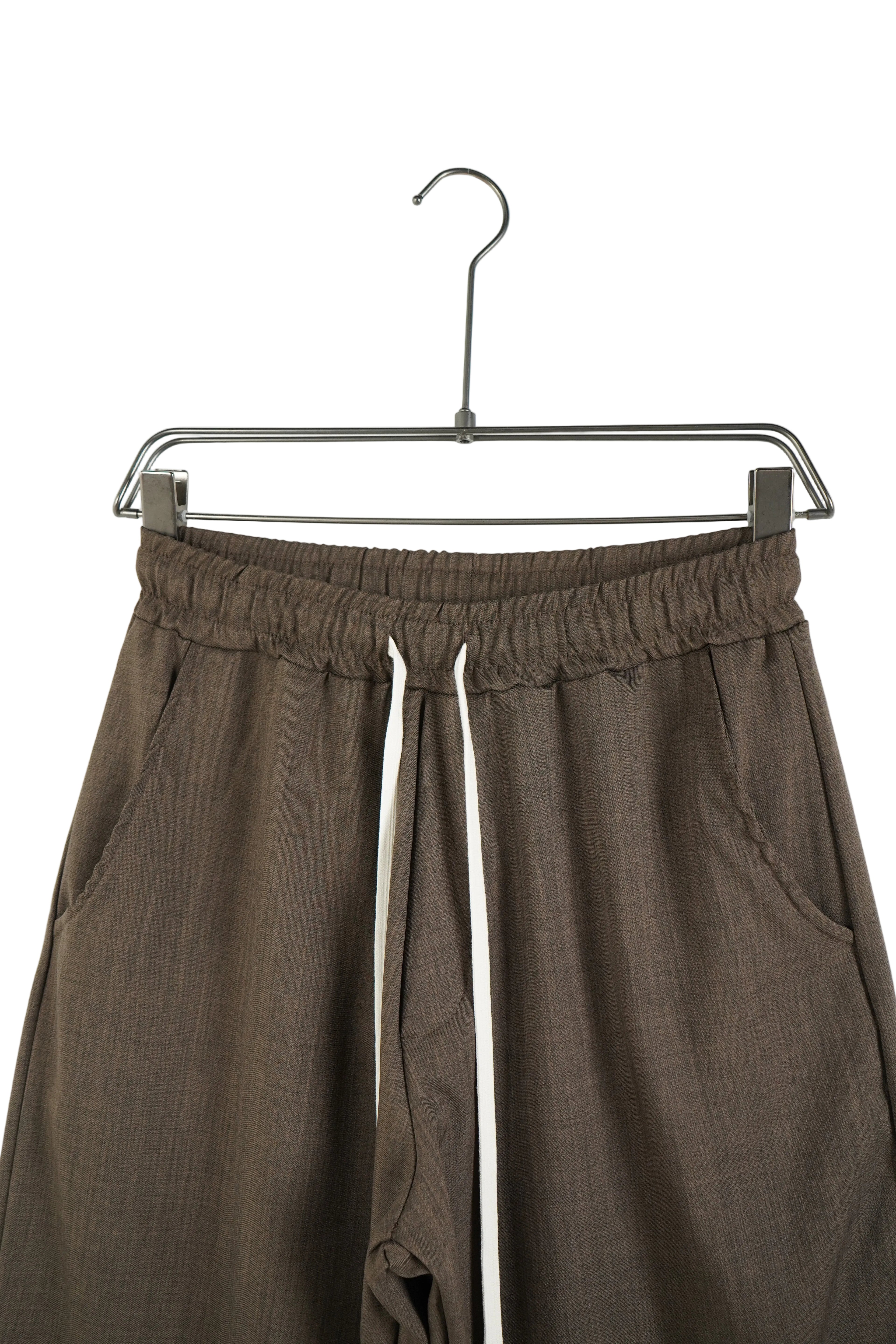 Ținută streetwear: Pantaloni maro oversize cu șiret lung crem care atârnă, stil urban