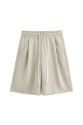 Pantaloni crem oversized cu șnur lung în talie, având o cusătură decorativă frontală pe centrul piciorului, confecționați dintr-un amestec de bumbac și poliester.