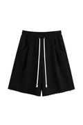 Pantaloni negri oversized cu șnur lung în talie, având o cusătură decorativă frontală pe centrul piciorului, confecționați dintr-un amestec de bumbac și poliester.