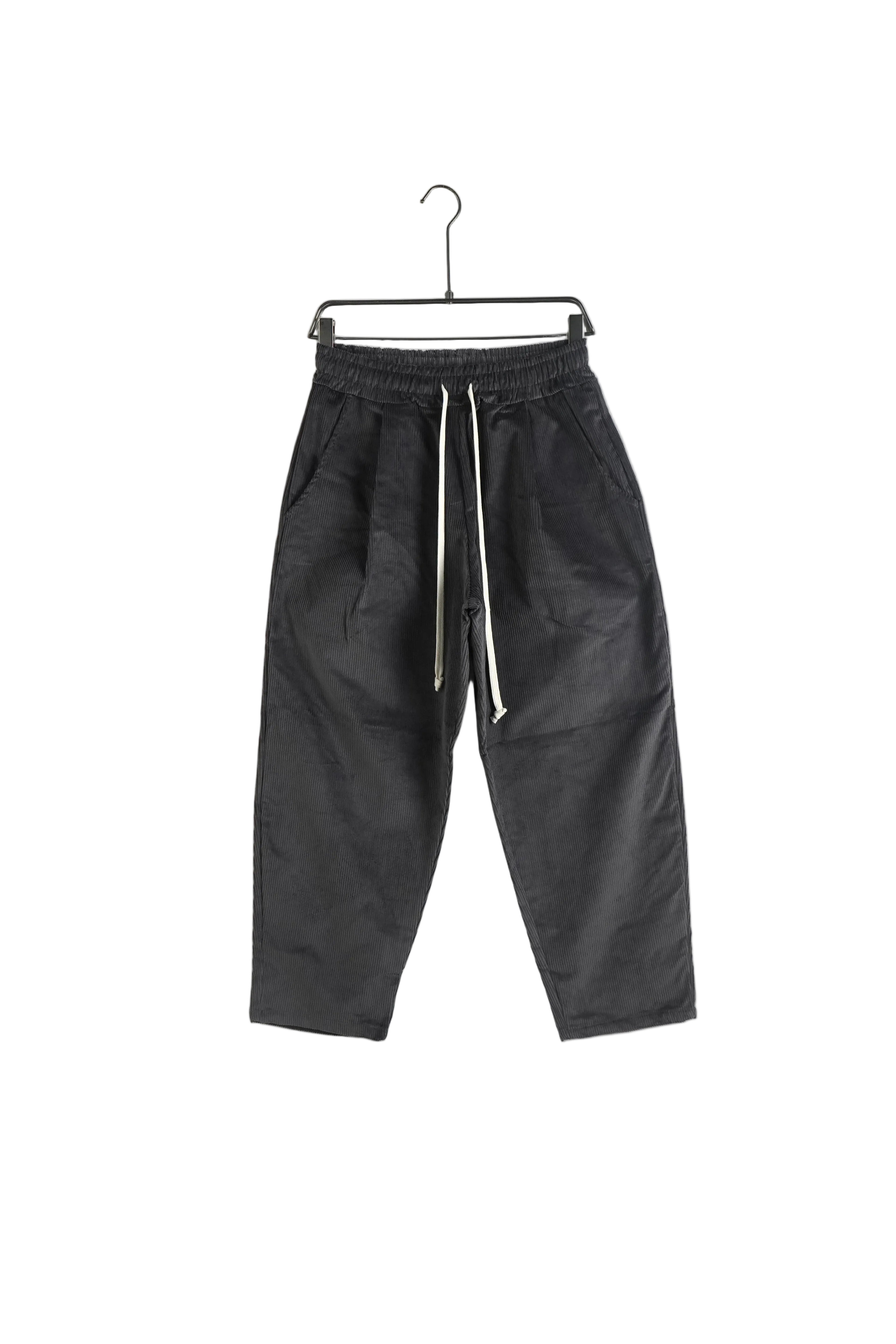 Pantaloni gri închis raiați bărbați, model pantaloni cu șnur lung în talie pentru stil urban