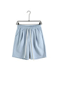 Pantaloni scurți albastru deschis cu șnur lung, croi lejer de vară și design casual.