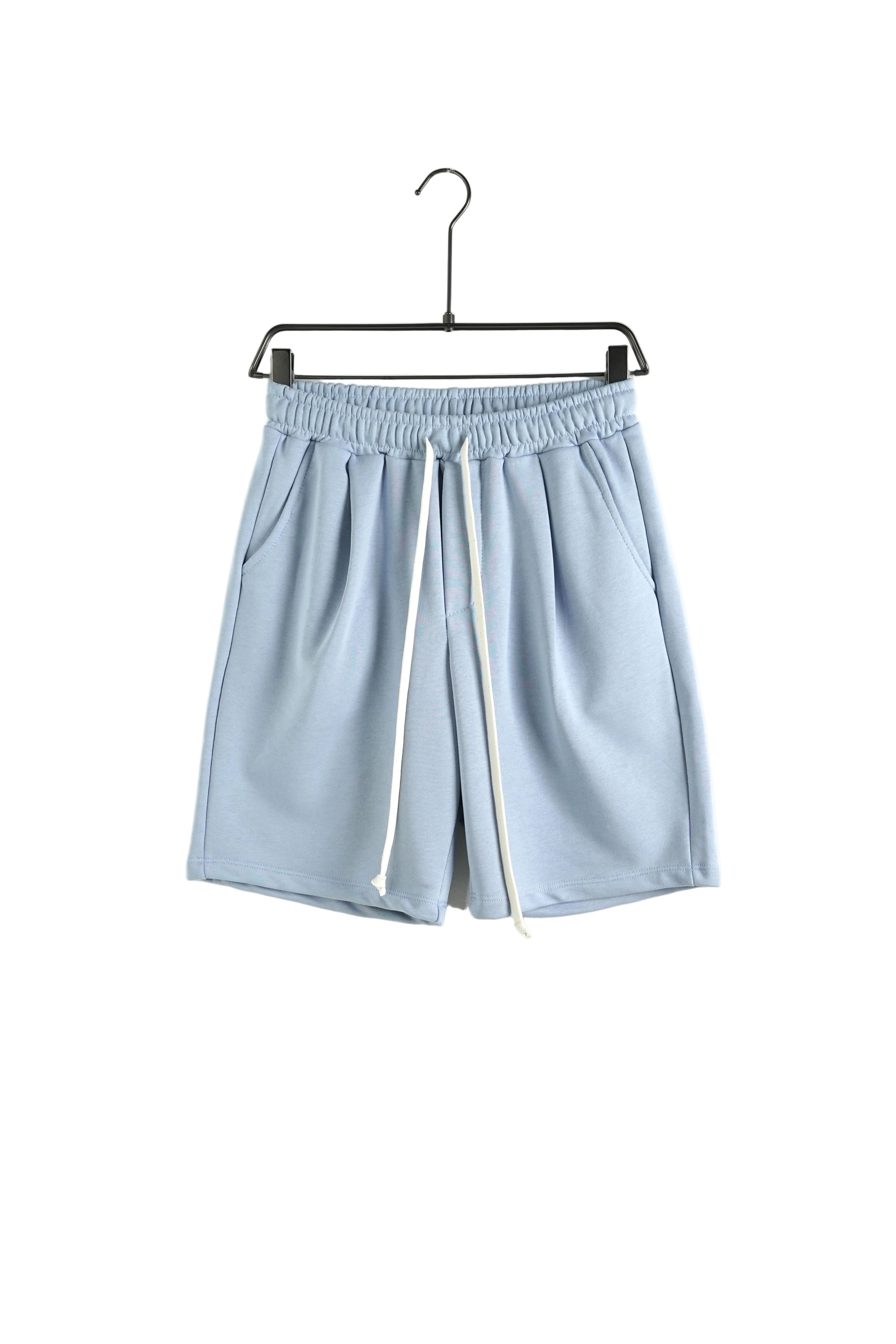 Pantaloni scurți albastru deschis cu șnur lung, croi lejer de vară și design casual.