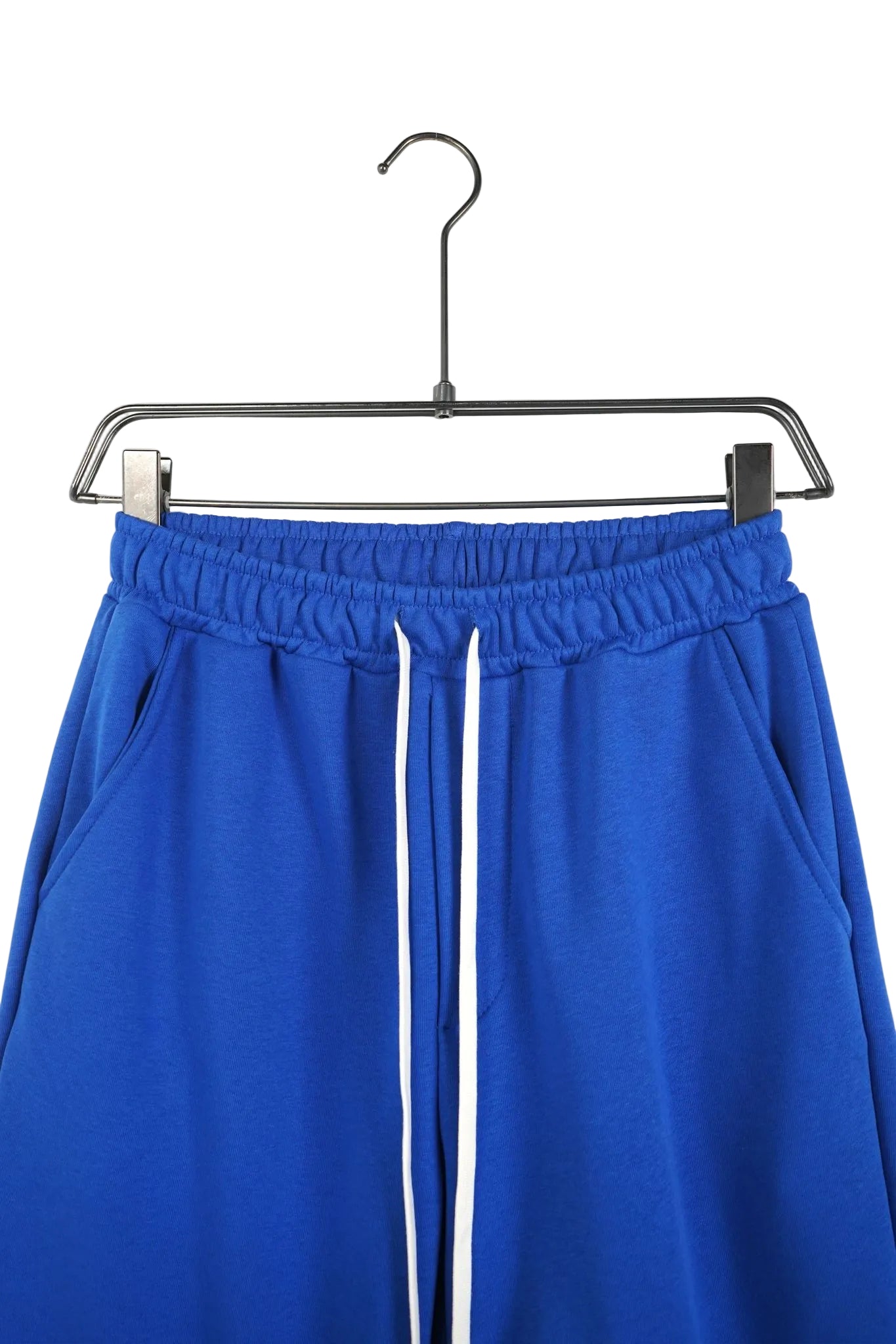 Pantaloni scurți bumbac nuanță albastru regal, croială unisex cu șnur lung decorativ, material moale și aerisit de vară.