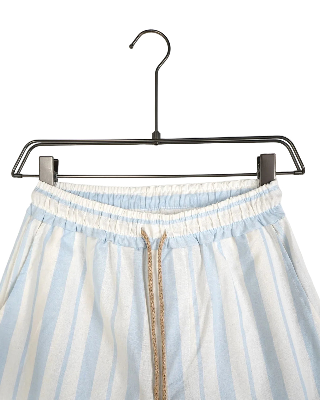Pantaloni scurți bărbați albi cu dungi bleu subțiri și șiret lung maro în contrast, stil casual modern de vară