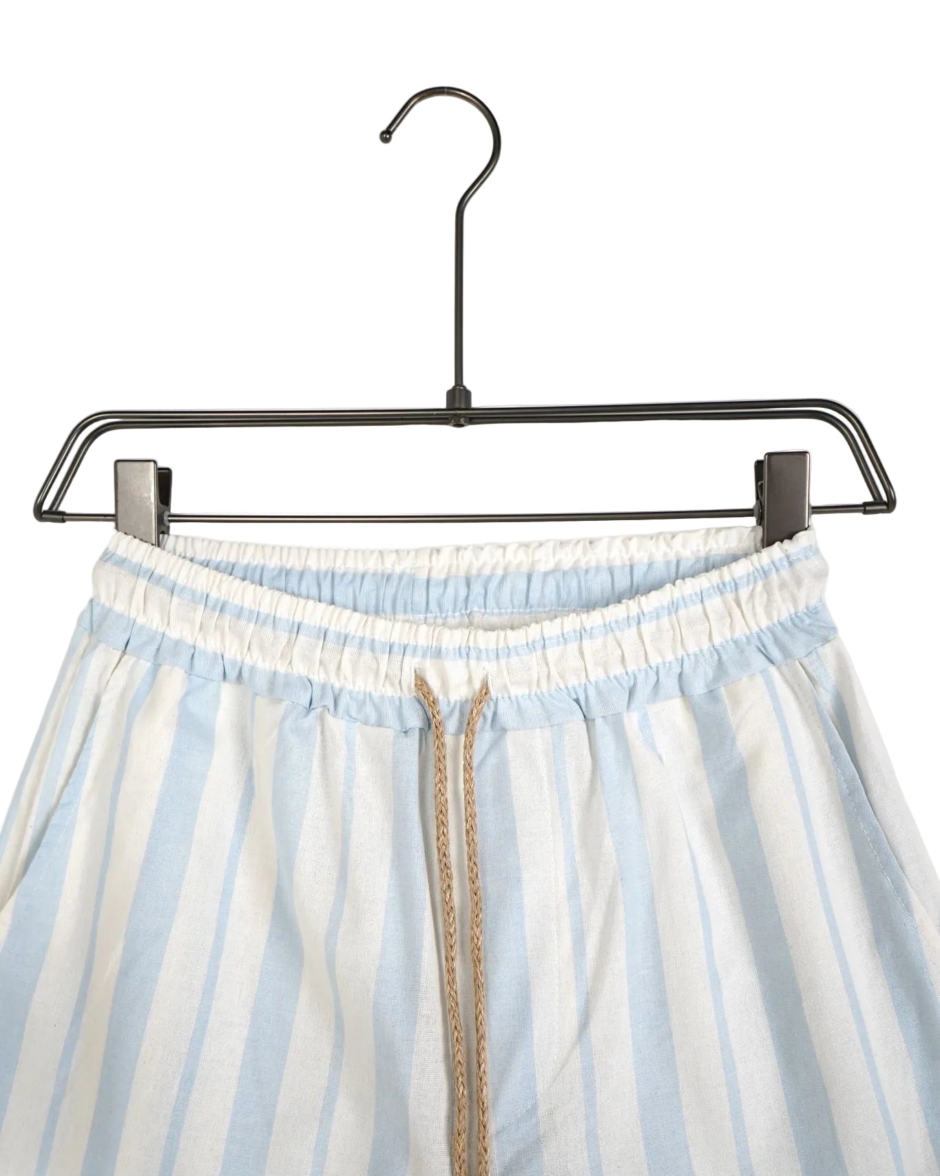 Pantaloni scurți bărbați albi cu dungi bleu subțiri și șiret lung maro în contrast, stil casual modern de vară