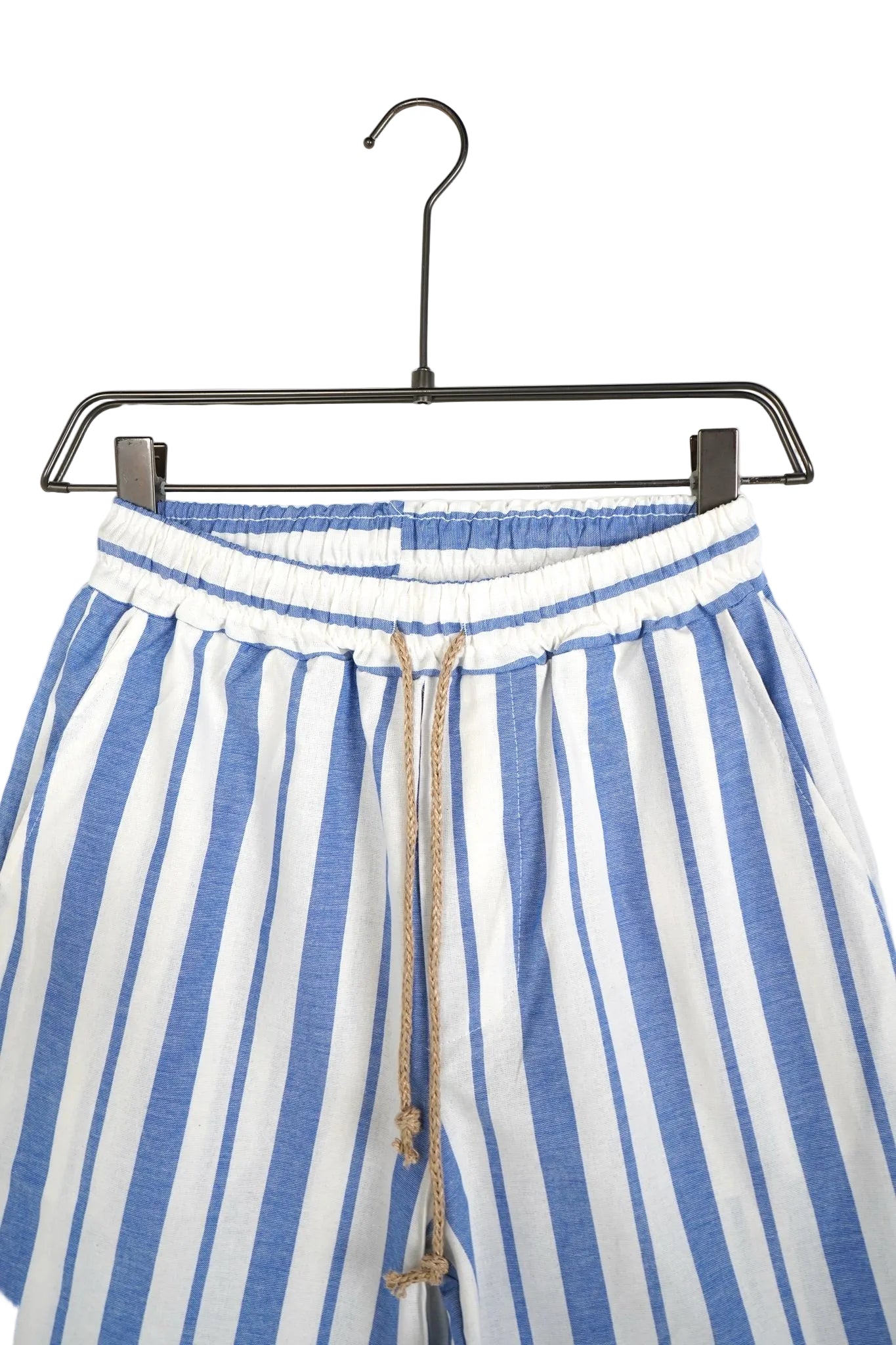 Pantaloni scurți bărbați albi cu dungi bleumarin și șiret lung maro, stil nautic-urban pentru vară.