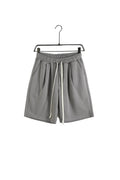 Pantaloni scurți gri, cu șiret lung ajustabil în talie, design casual și confortabil