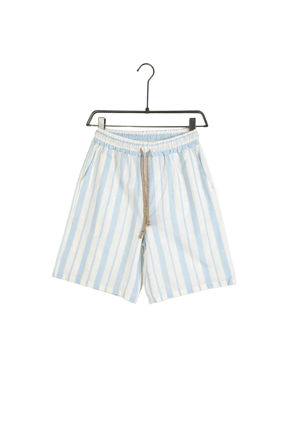 Pantaloni scurți bărbați cu dungi bleu, accesorizați cu un șiret lung tip șnur maro, look estival trendy 2026