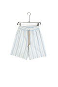 Pantaloni scurți bărbați cu dungi bleu, accesorizați cu un șiret lung tip șnur maro, look estival trendy 2026