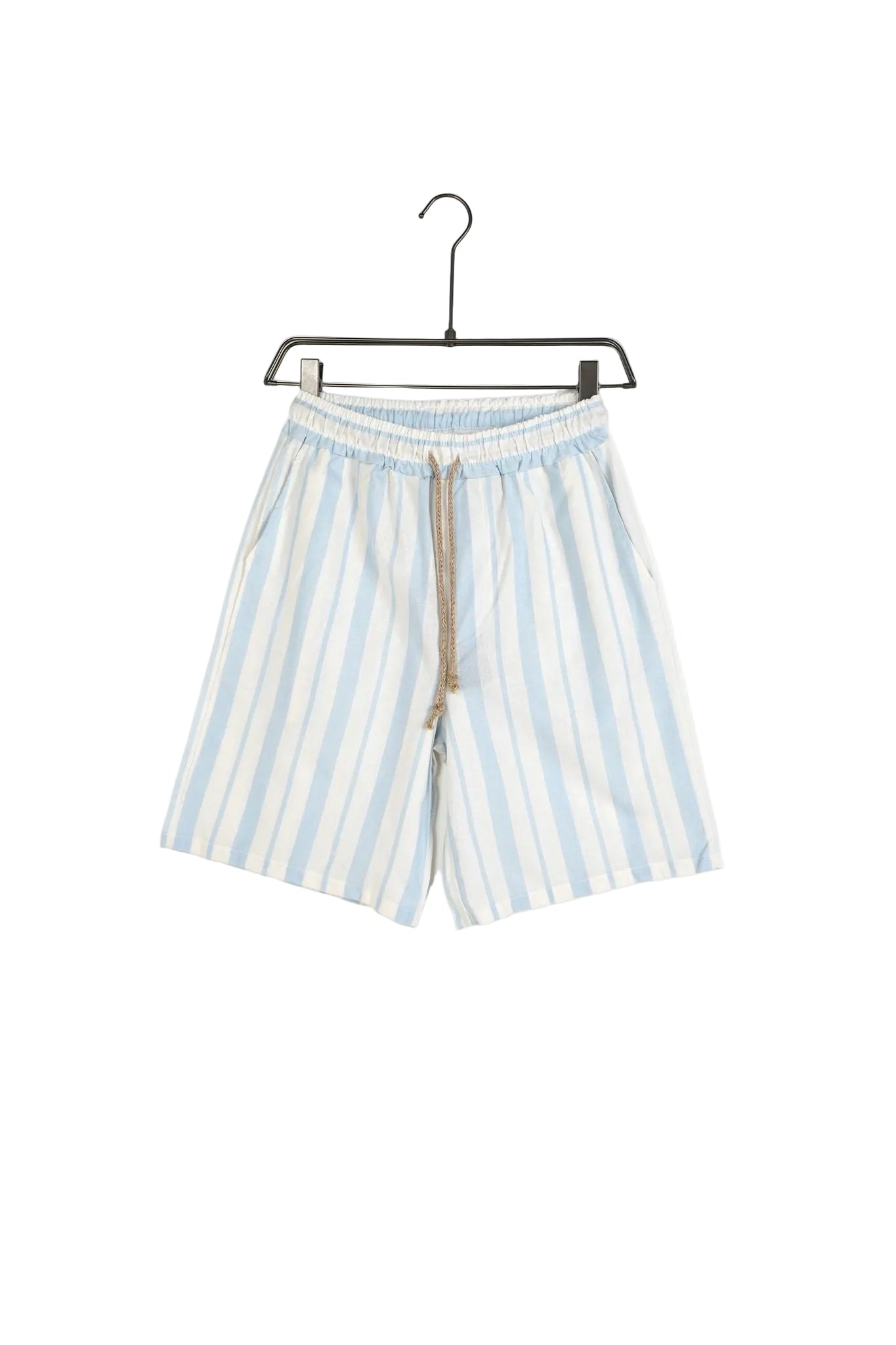 Pantaloni scurți bărbați cu dungi bleu, accesorizați cu un șiret lung tip șnur maro, look estival trendy 2026