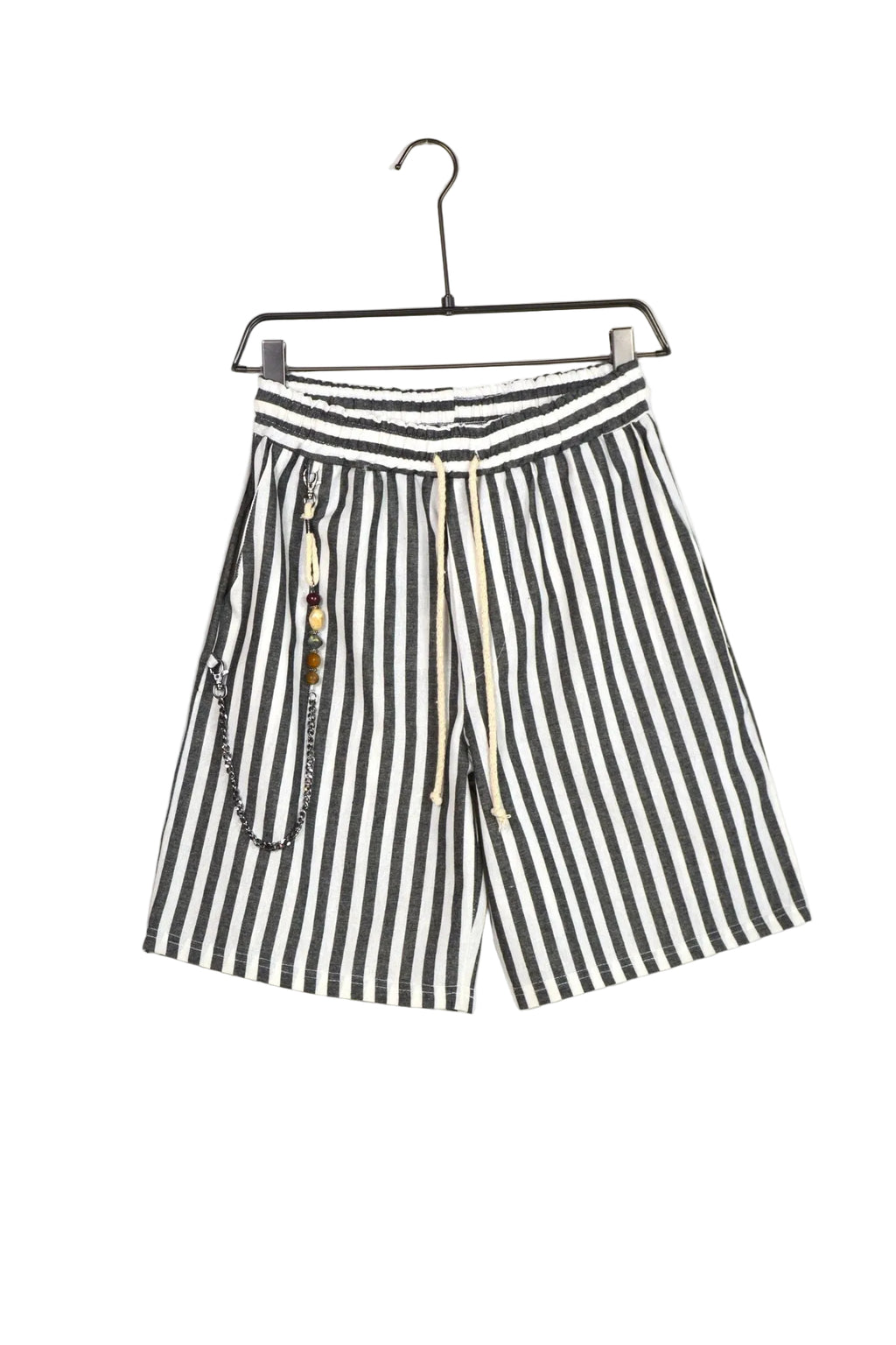 Pantaloni scurți în dungi gri pentru bărbați, accesorizați cu șiret maro, mărgele decorative și fermoar