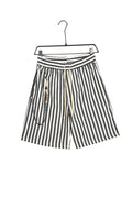 Pantaloni scurți în dungi gri pentru bărbați, accesorizați cu șiret maro, mărgele decorative și fermoar