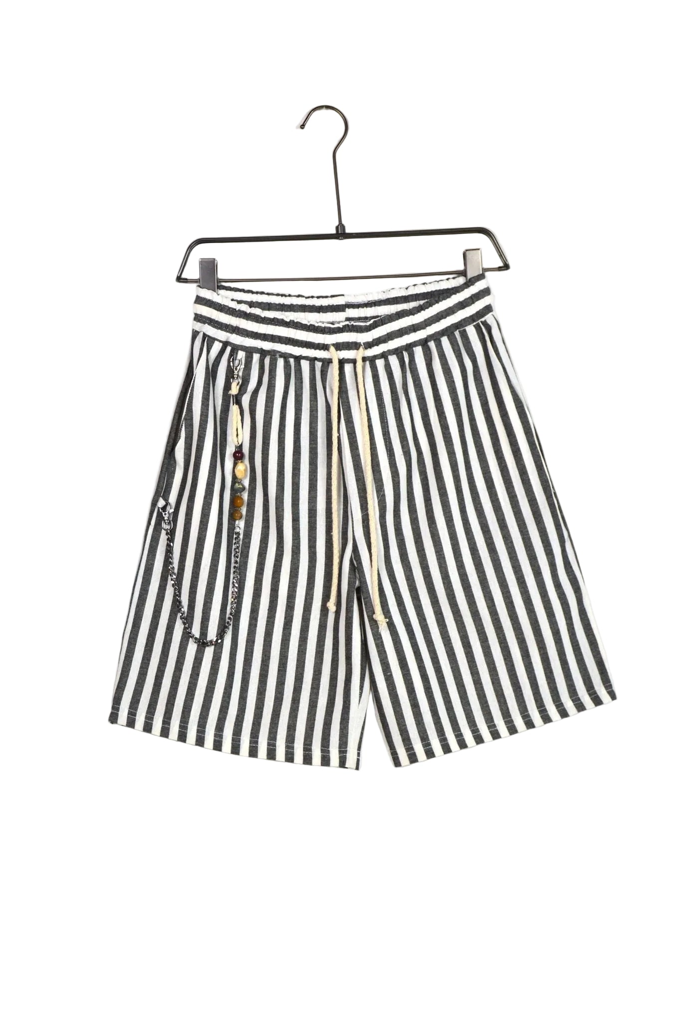 Pantaloni scurți în dungi gri pentru bărbați, accesorizați cu șiret maro, mărgele decorative și fermoar