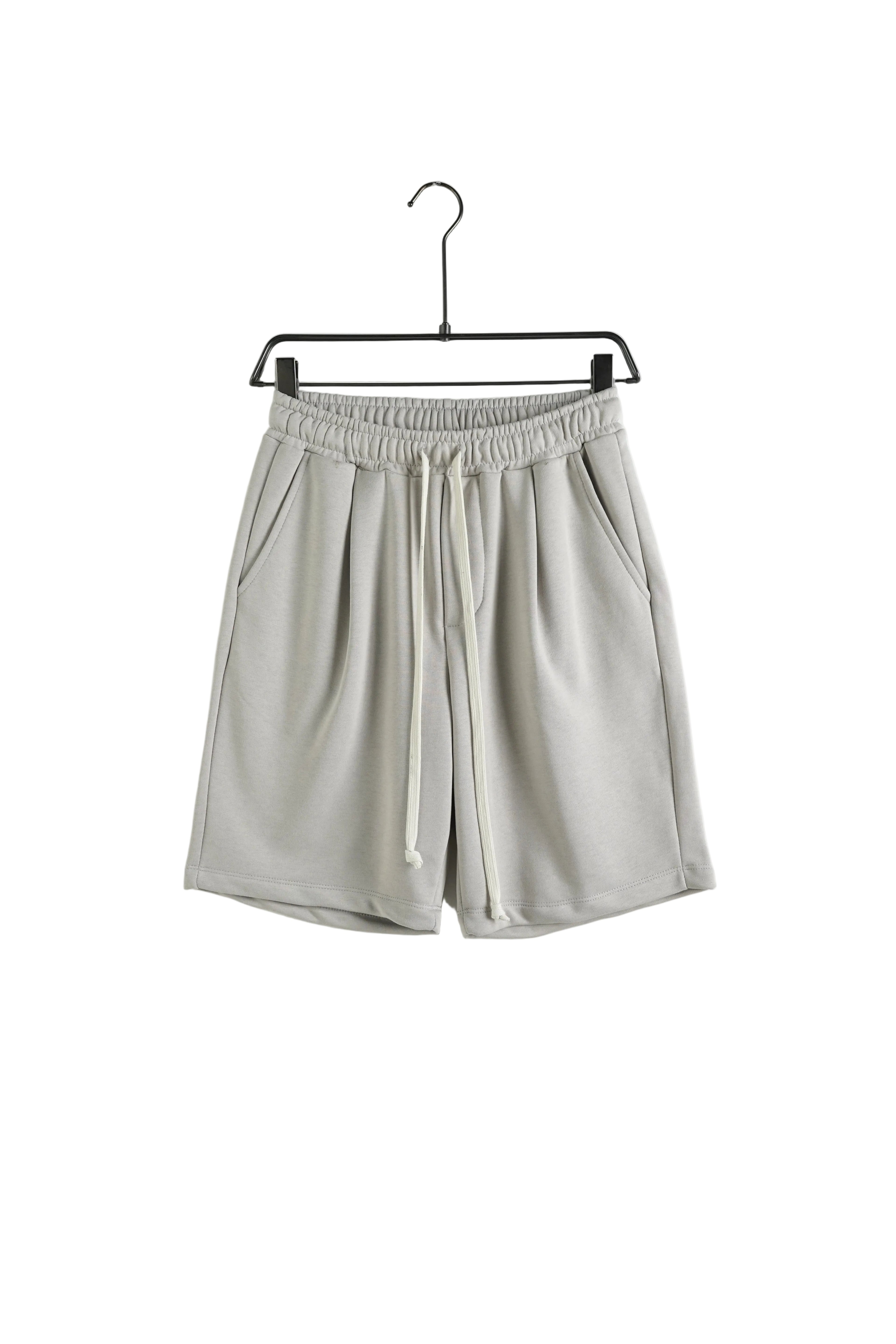 Pantaloni scurți bărbați gri deschis cu șnur lung ajustabil, vedere din față