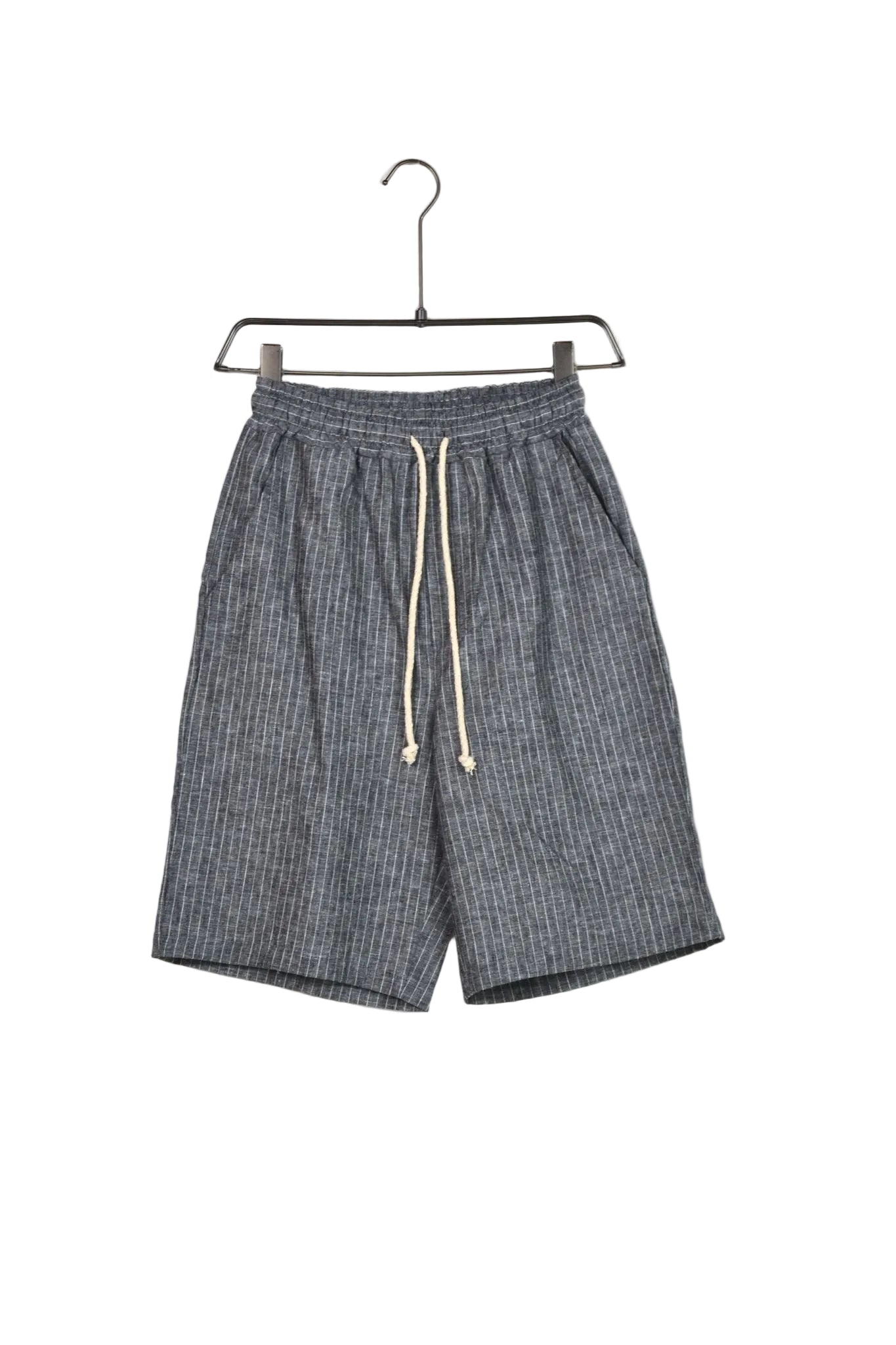 Pantaloni scurți bărbați gri cu model în dungi, design modern cu șiret lung alb pentru un contrast vizual de impact