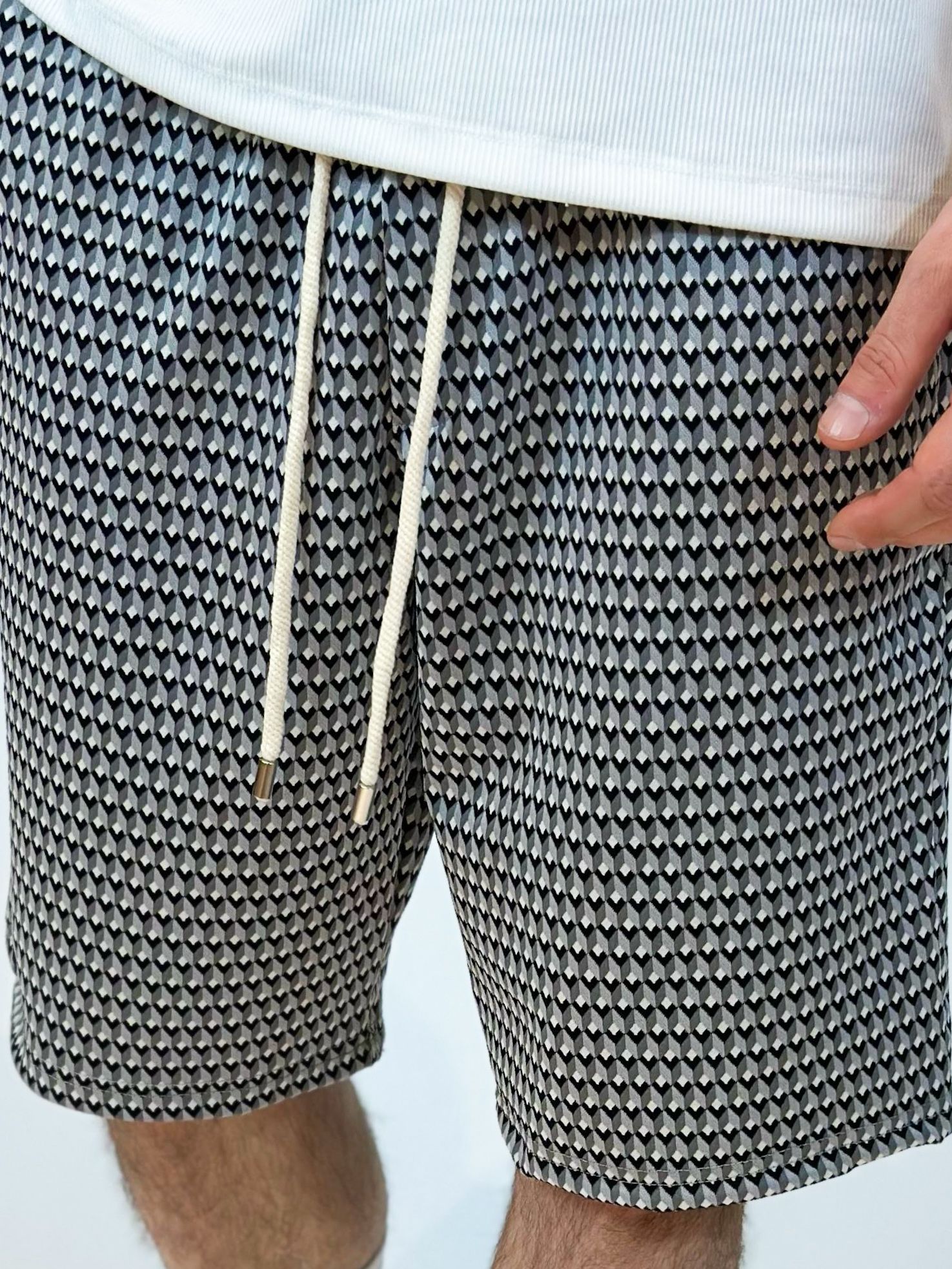 Pantaloni scurți bărbați gri cu imprimeu geometric în romburi, model modern cu șnur lung în talie pentru un stil urban
