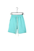 Pantaloni scurți pentru bărbați de culoare turcoaz, cu șnur lung alb în talie, ideali pentru ținute casual de vară.