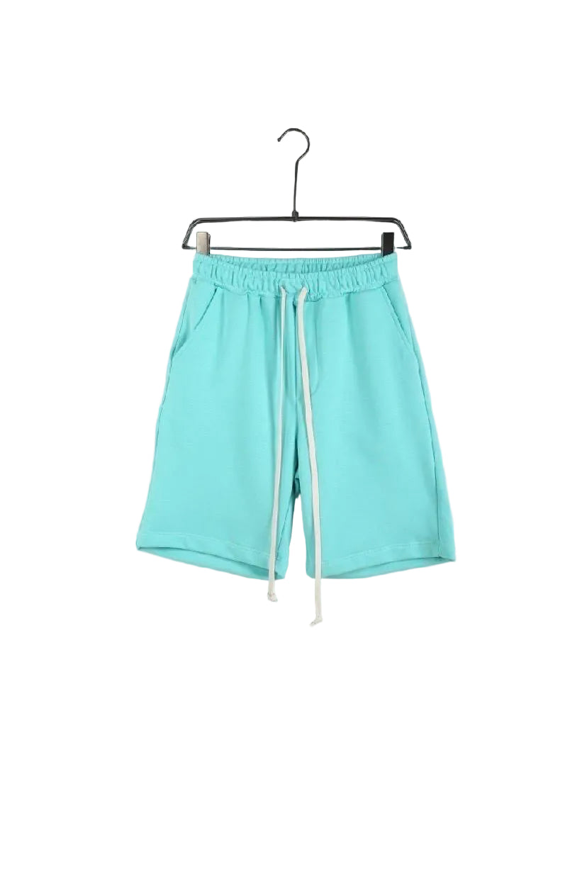 Pantaloni scurți pentru bărbați de culoare turcoaz, cu șnur lung alb în talie, ideali pentru ținute casual de vară.