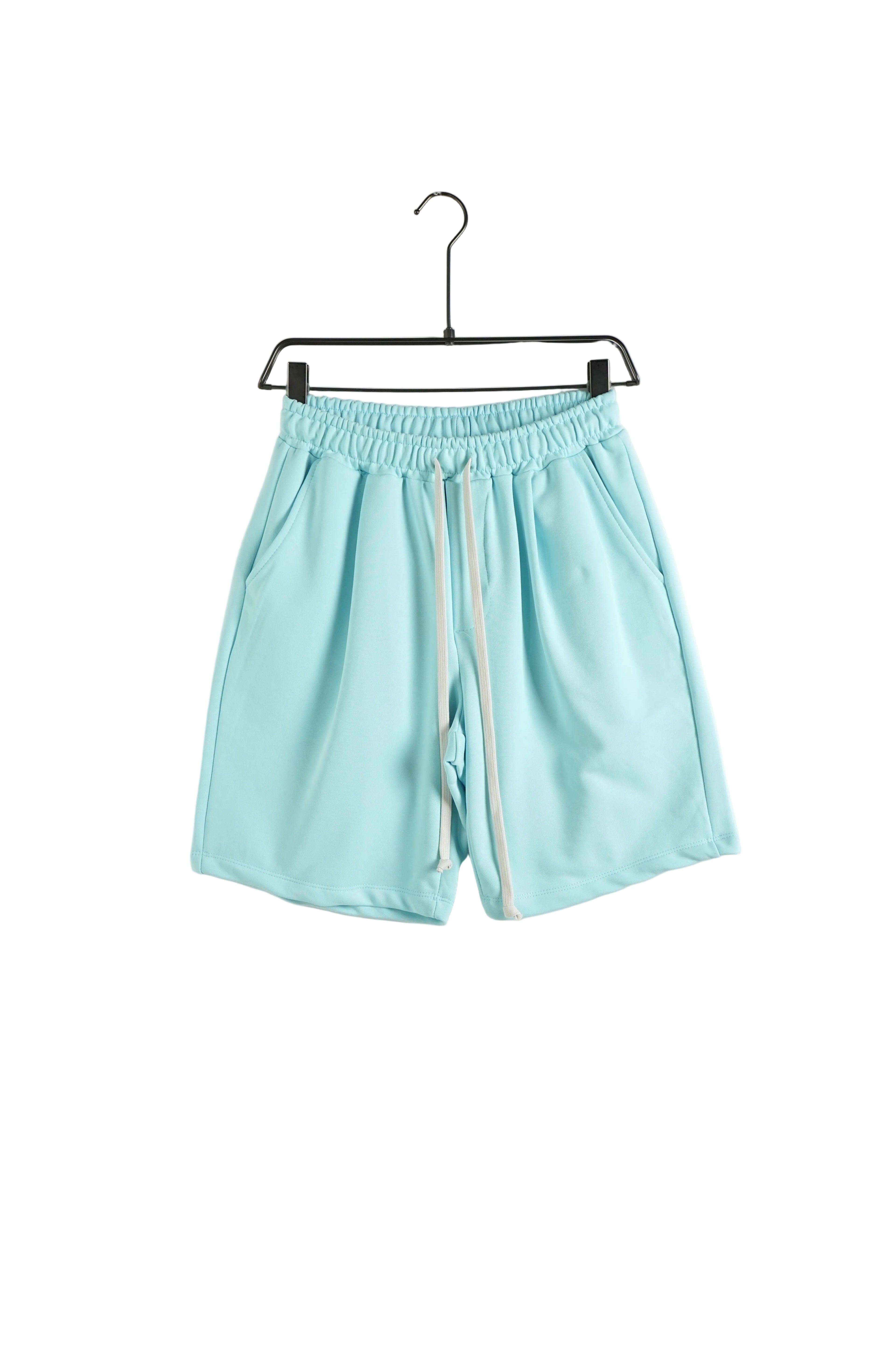 Pantaloni scurți pentru bărbați de culoare turcoaz, cu șnur lung alb în talie, ideali pentru ținute casual de vară.