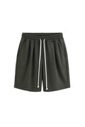 Pantaloni scurți pentru bărbați, culoare verde militar (kaki), model casual cu șnur lung în talie și material rezistent.