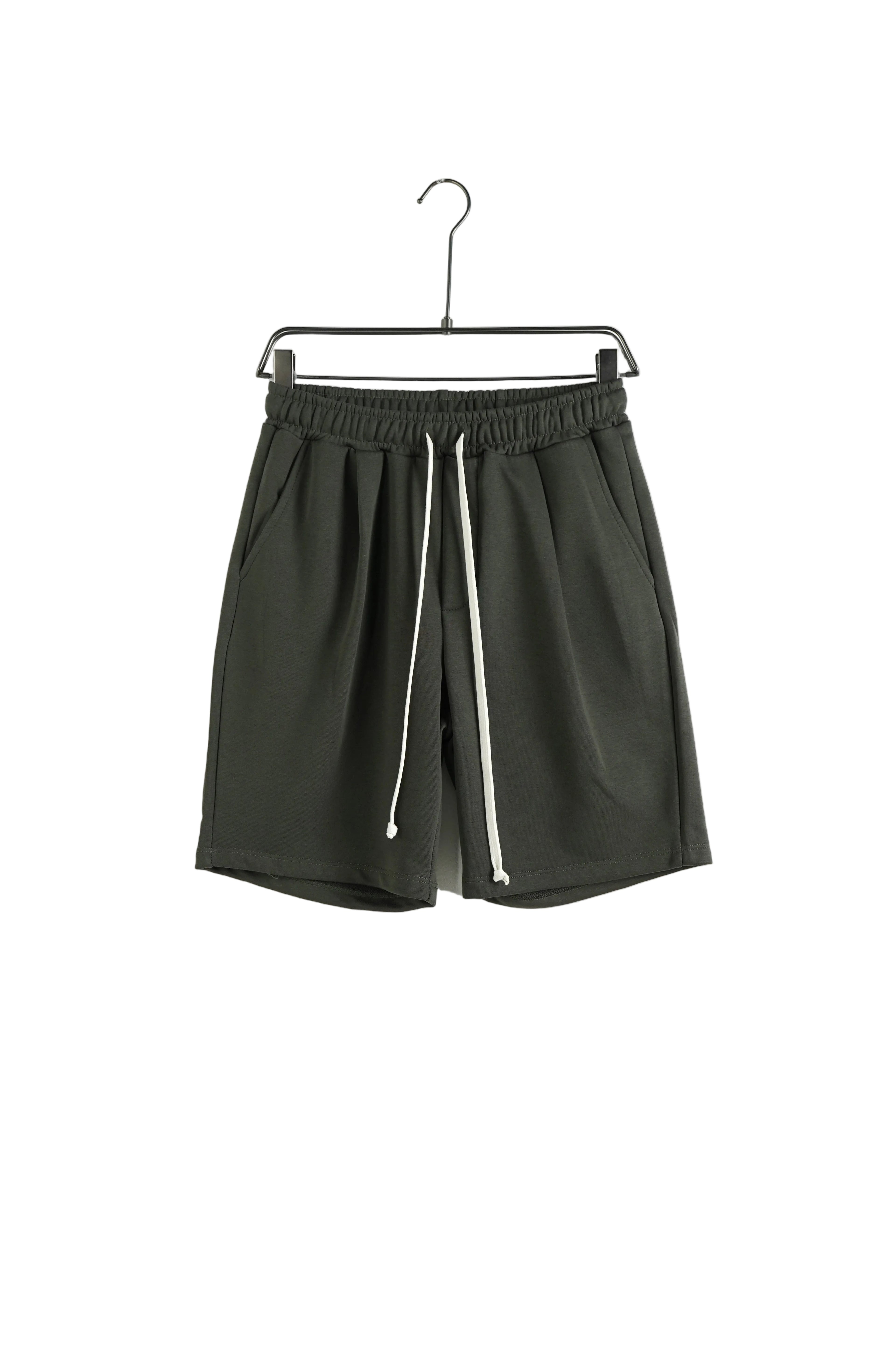 Pantaloni scurți pentru bărbați, culoare verde militar (kaki), model casual cu șnur lung în talie și material rezistent.