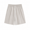Pantaloni scurți bej deschis subțiri de vară, cu șnur lung în talie, confecționați din material premium, vedere frontală.