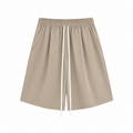 Pantaloni scurți bej subțiri de vară, cu șnur lung în talie, confecționați din material premium, vedere frontală.