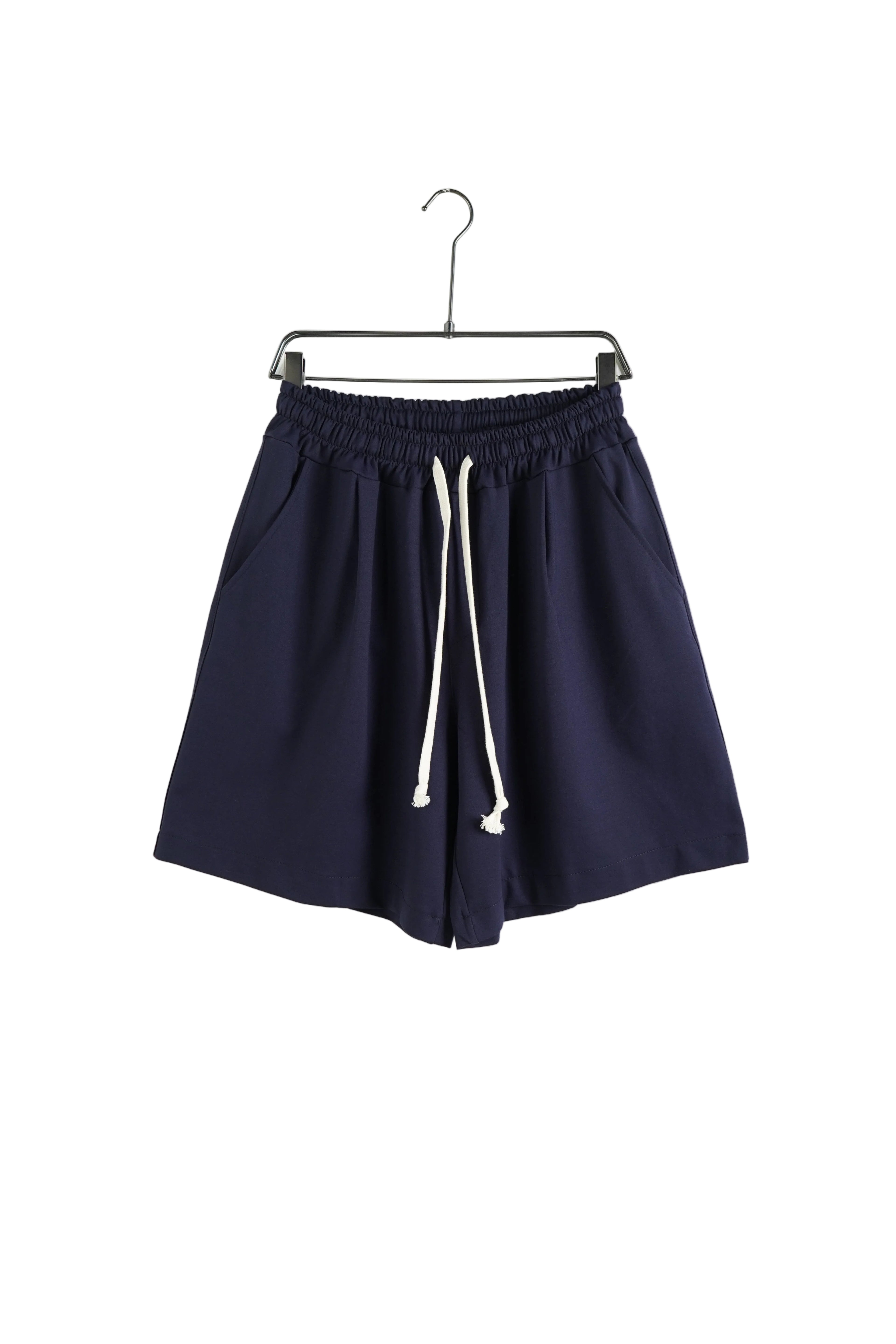 Pantaloni scurți bleumarin intens cu șnur lung și talie elastică confortabilă.