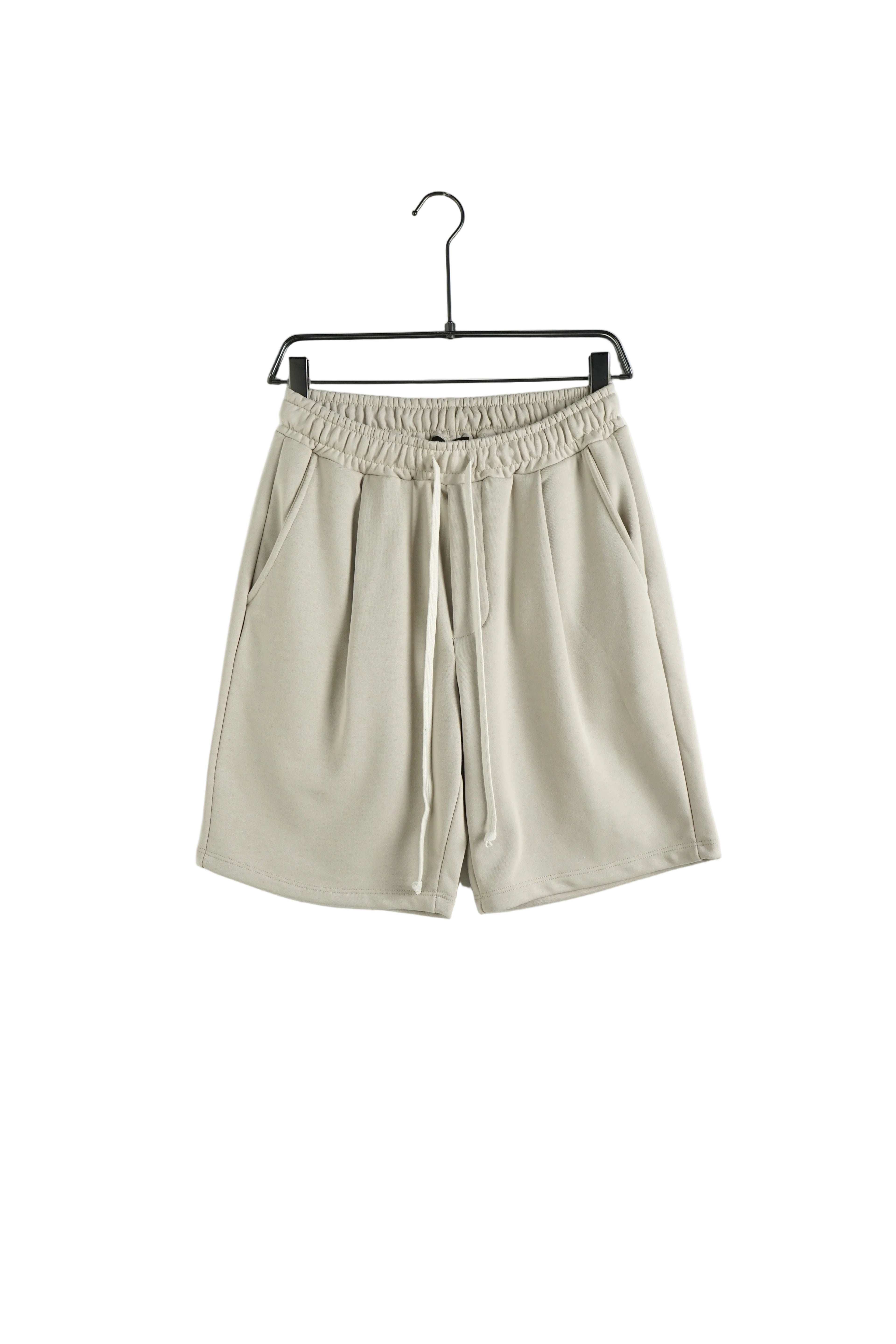 Pantaloni scurți crem cu șiret lung, design casual și confortabil.