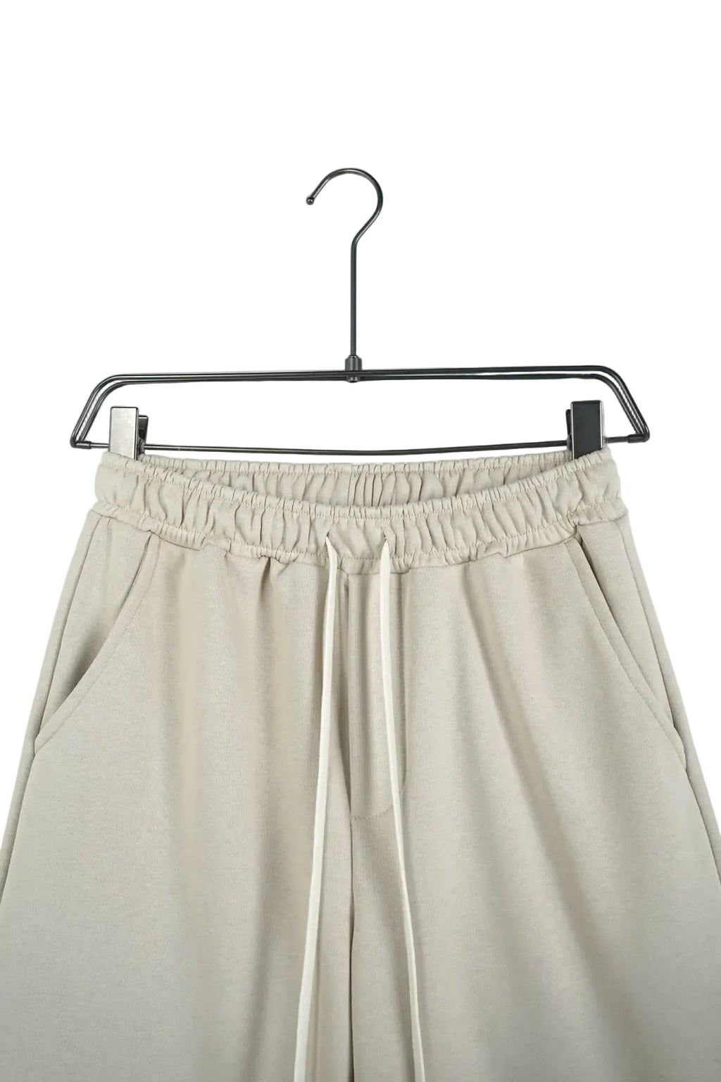 Pantaloni scurți unisex crem, stil streetwear din bumbac accesorizat cu șiret lung tip șnur, trend neutru 2026
