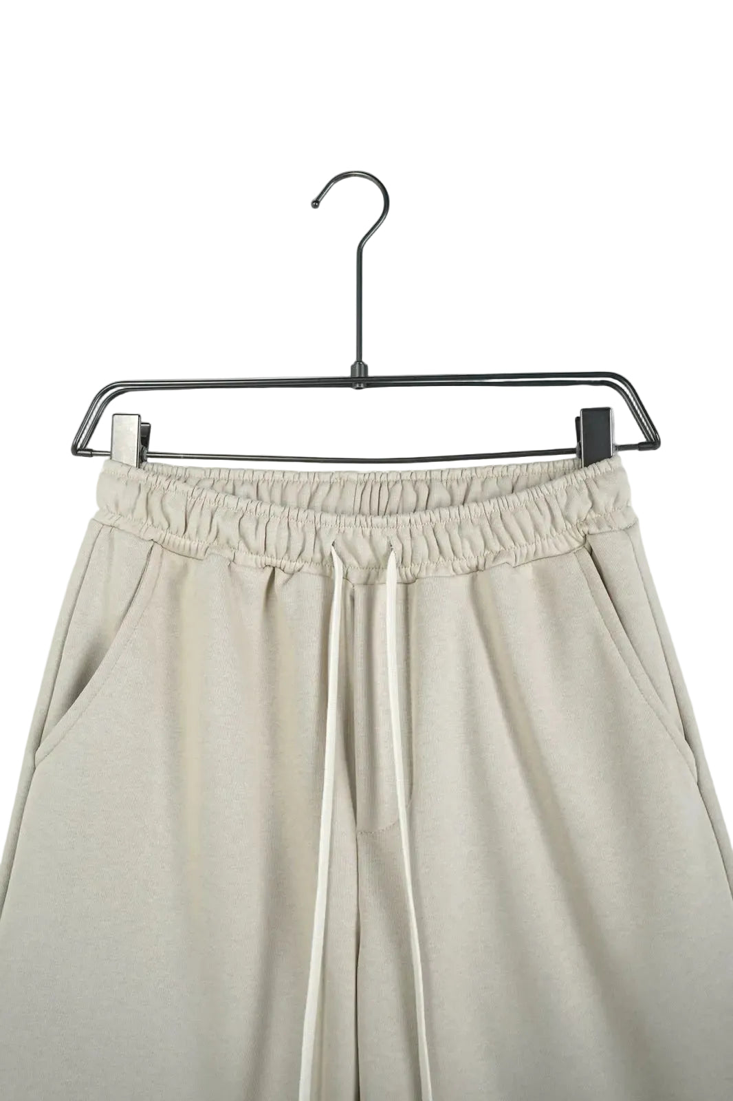 Pantaloni scurți unisex crem, stil streetwear din bumbac accesorizat cu șiret lung tip șnur, trend neutru 2026