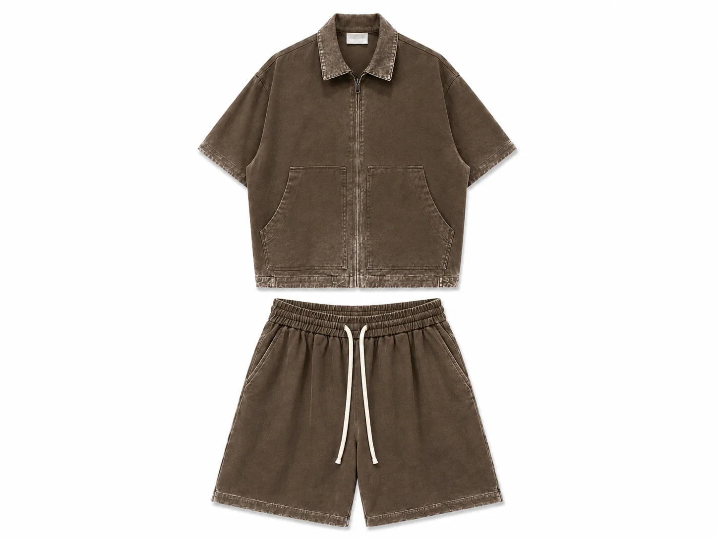 Adoptă un look streetwear cu acest set maro prespălat pentru bărbați! Jachetă cu mânecă scurtă, fermoar și pantaloni scurți d