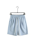Pantaloni scurți albastru deschis cu șnur lung, croi lejer de vară și design casual.