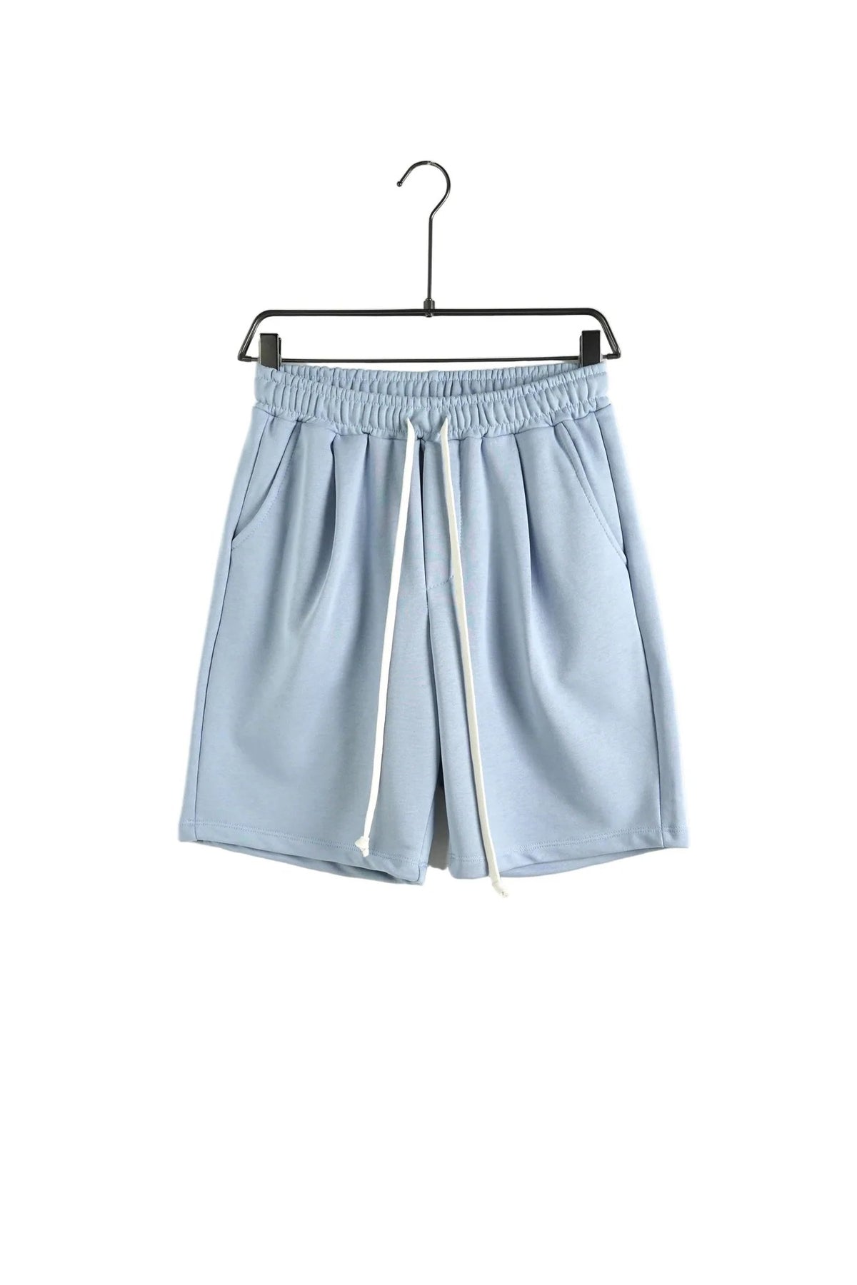 Pantaloni scurți albastru deschis cu șnur lung, croi lejer de vară și design casual.