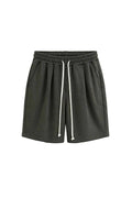 Pantaloni scurți pentru bărbați, culoare verde militar (kaki), model casual cu șnur lung în talie și material rezistent.