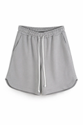 Pantaloni sport gri deschis cu șnur lung în talie, având o despicătură laterală cusută la baza piciorului, confecționați dint