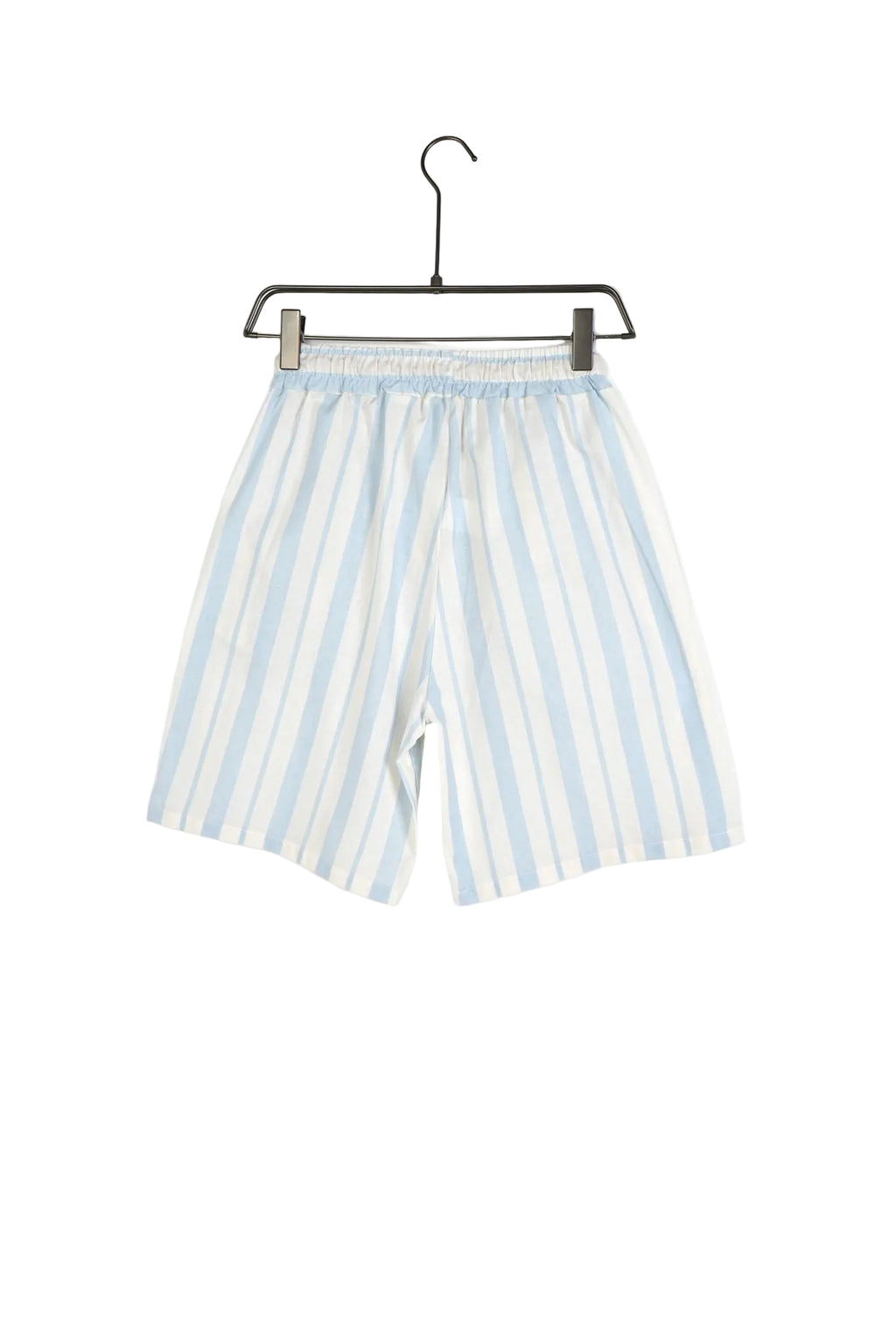 Model de pantaloni cu șnur lung maro, design cu dungi albastru deschis pe fond alb, croială lejeră de vacanță.