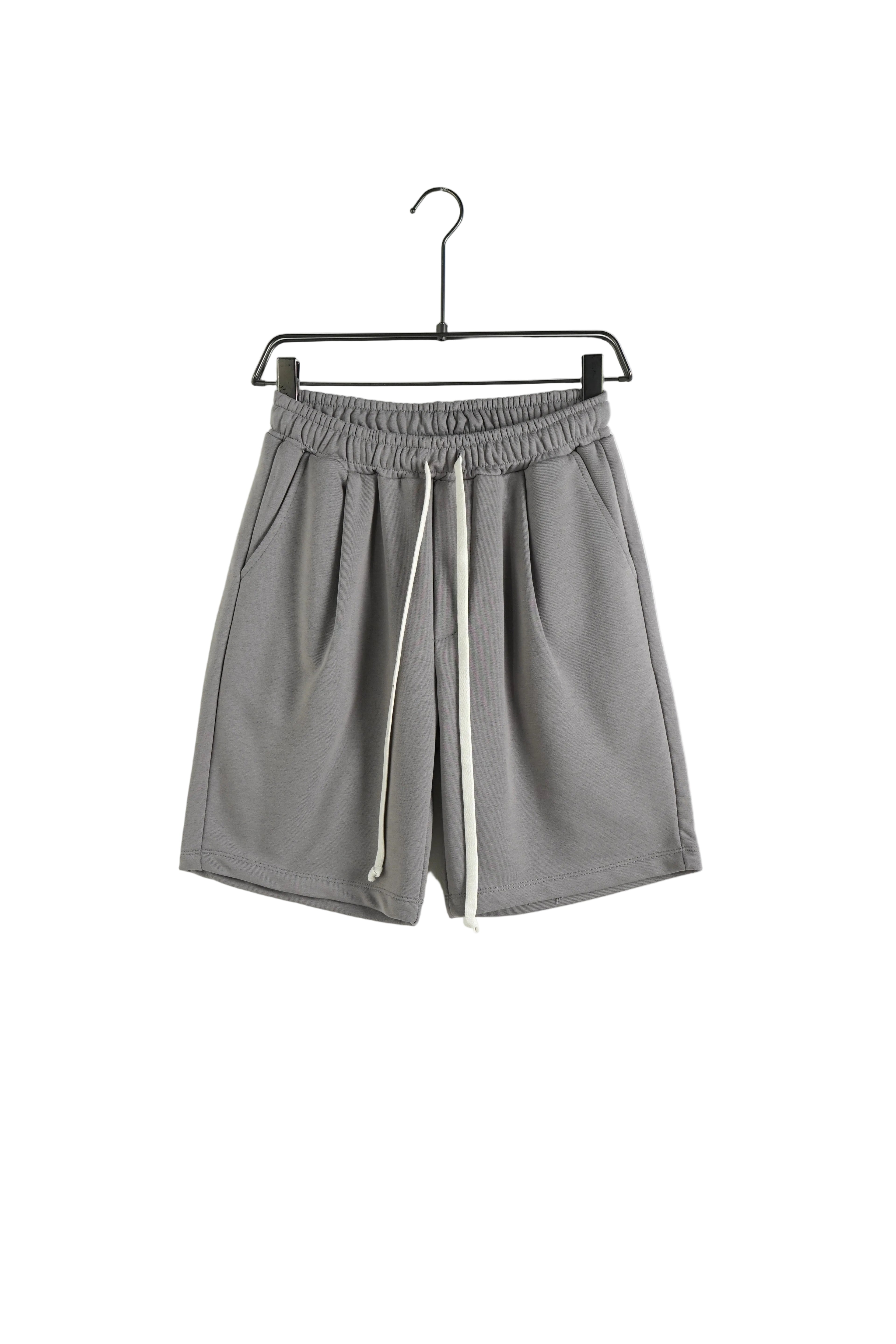 Pantaloni scurți gri, cu șiret lung ajustabil în talie, design casual și confortabil