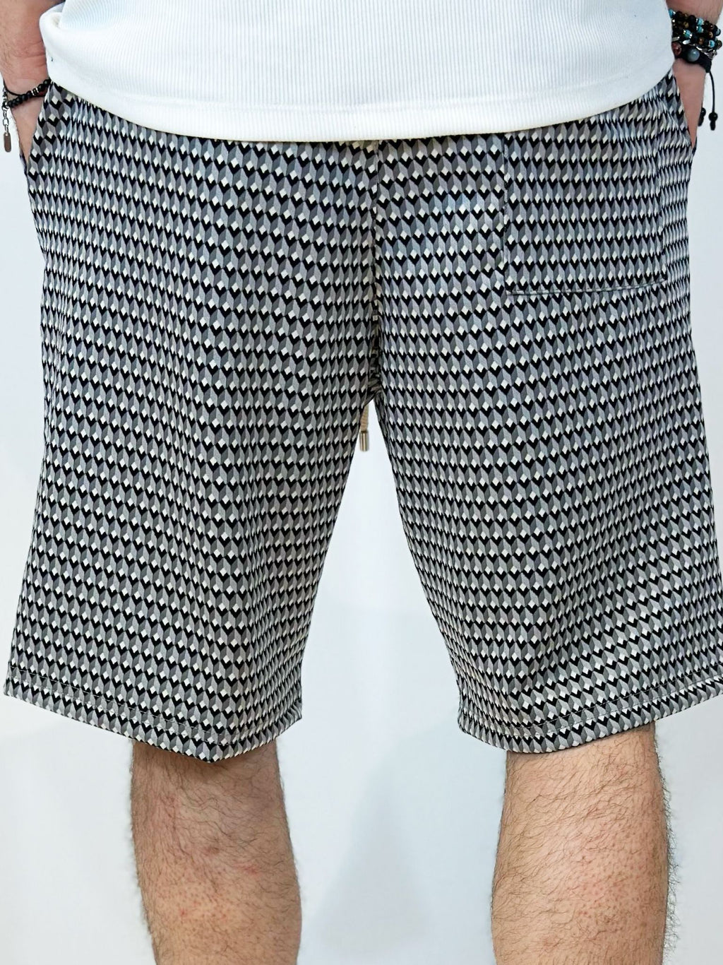 Pantaloni scurți bărbați gri cu imprimeu romburi, design fashion accesorizat cu șnur lung tip șiret, colecția 2026