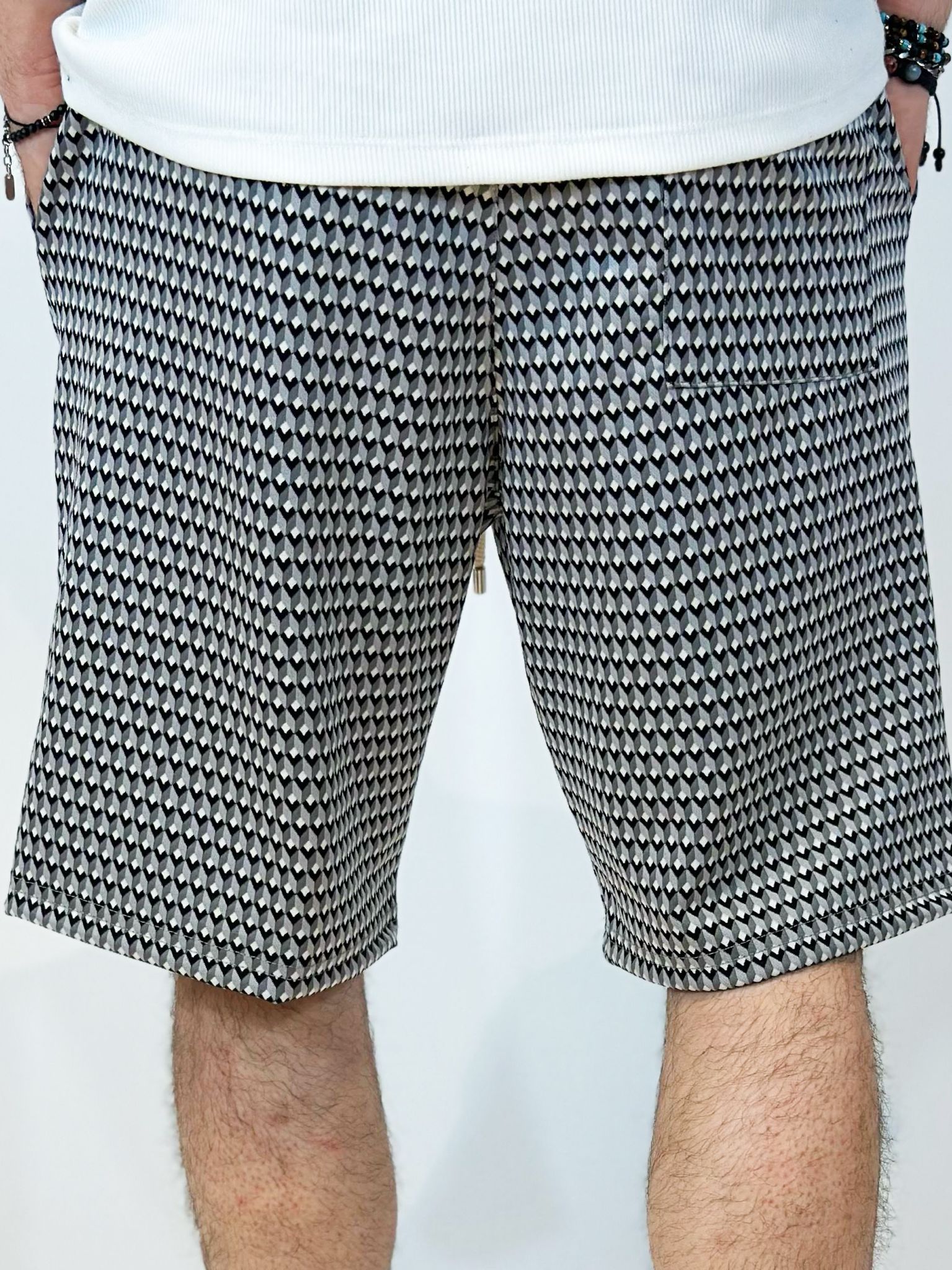 Pantaloni scurți bărbați gri cu imprimeu romburi, design fashion accesorizat cu șnur lung tip șiret, colecția 2026