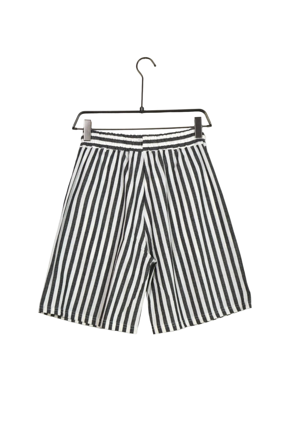 Pantaloni scurți bărbați gri cu dungi, accesorizați cu șiret lung maro cu mărgele și detaliu de fermoar metalic