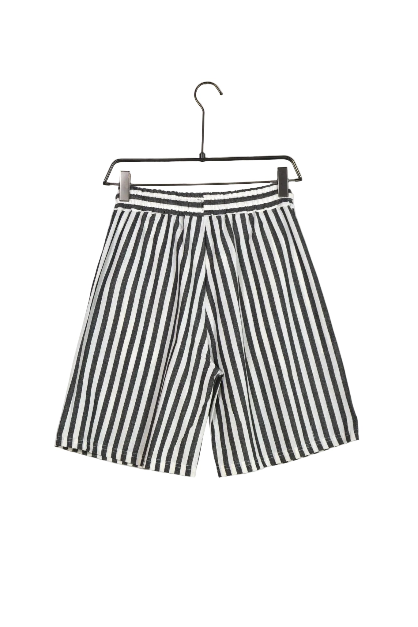 Pantaloni scurți bărbați gri cu dungi, accesorizați cu șiret lung maro cu mărgele și detaliu de fermoar metalic