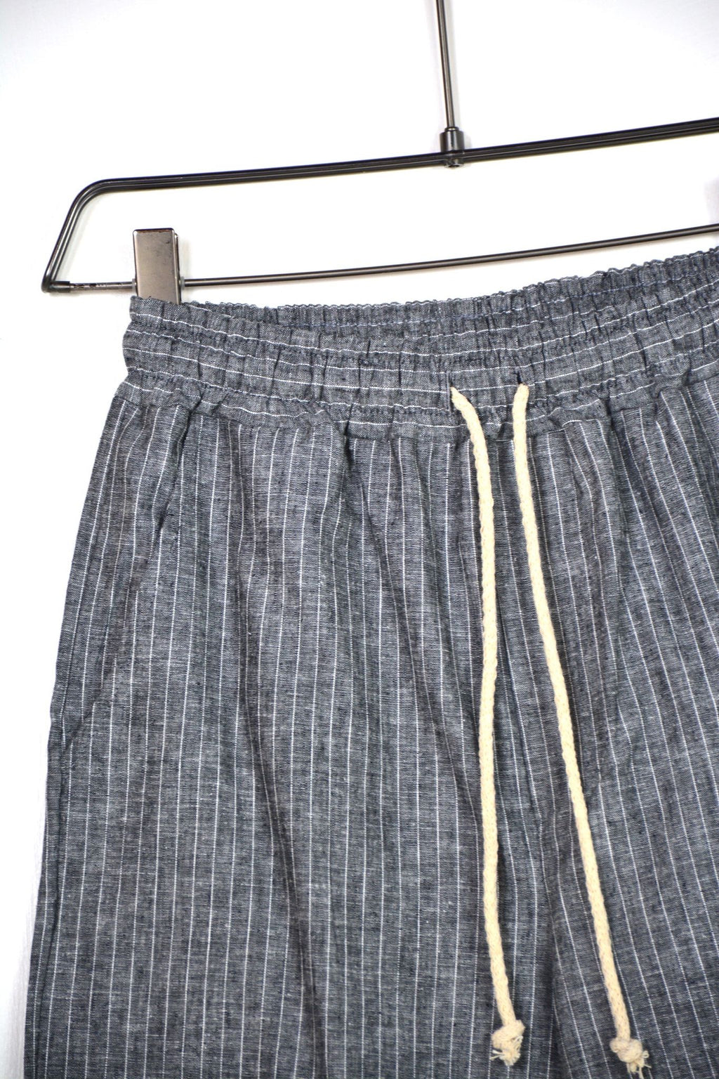 Model de pantaloni cu șnur lung bărbați, culoare gri cu dungi verticale, croială lejeră de vară