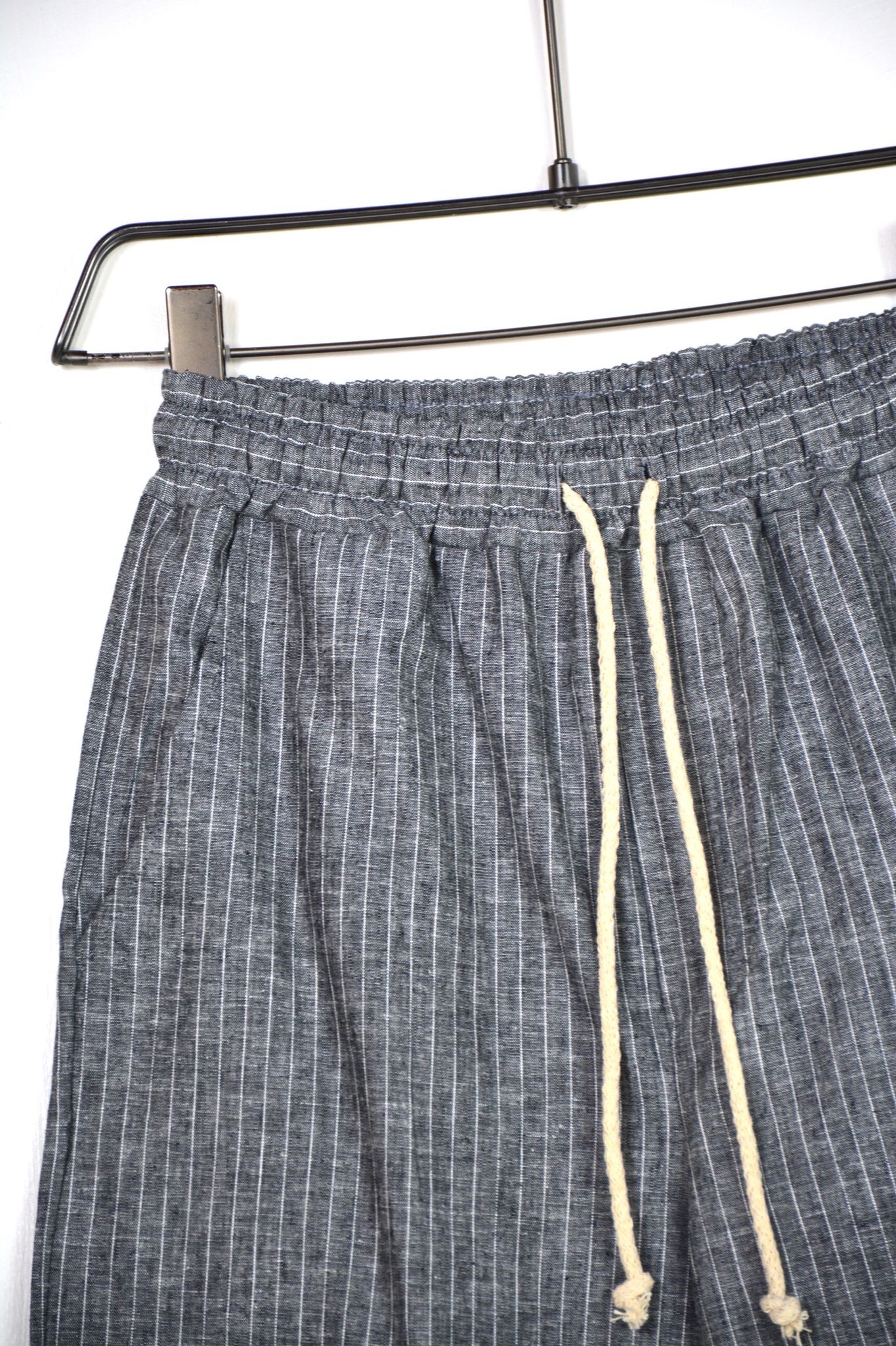 Model de pantaloni cu șnur lung bărbați, culoare gri cu dungi verticale, croială lejeră de vară