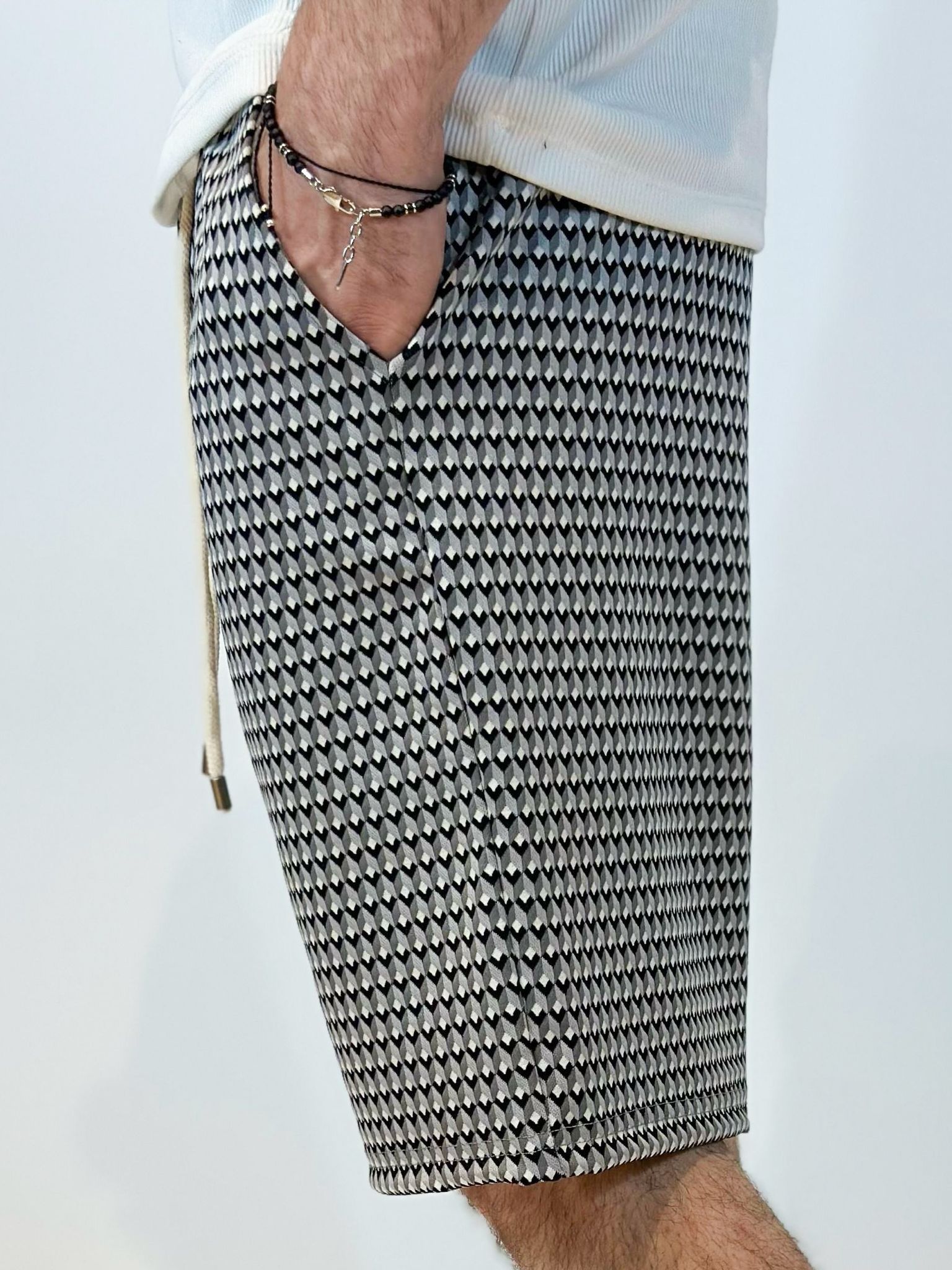 Model de pantaloni cu șiret lung bărbați, culoare gri cu model romburi, croială confortabilă de vară, stil streetwear