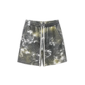 Pantaloni scurți gri cu imprimeu tie dye, vedere frontală, realizați dintr-un amestec de bumbac și poliester pentru sezonul cald.