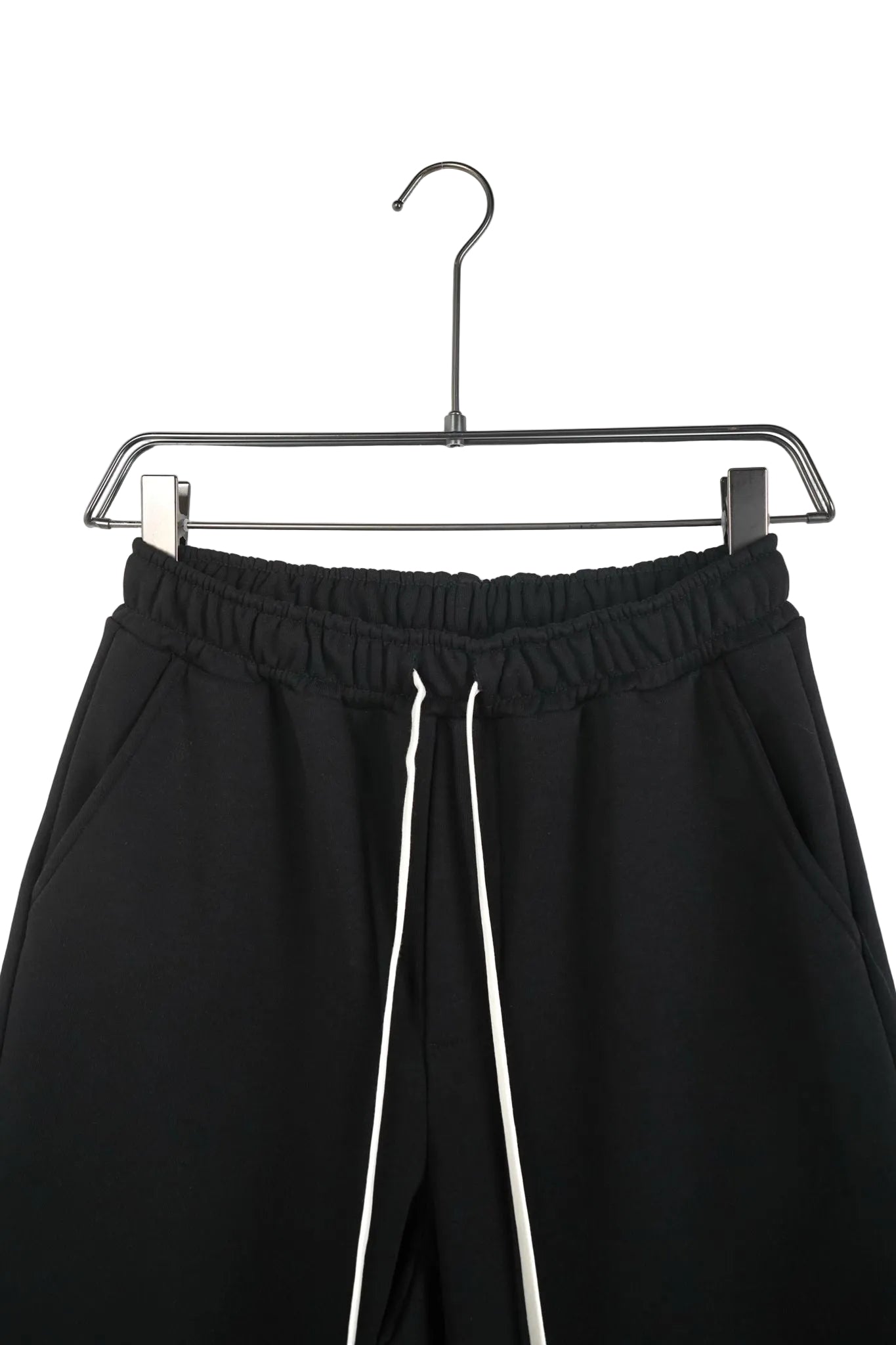 Pantaloni scurți din bumbac moale, culoare negru mat, croială unisex cu șnur lung decorativ, ideali pentru relaxare sau sport
