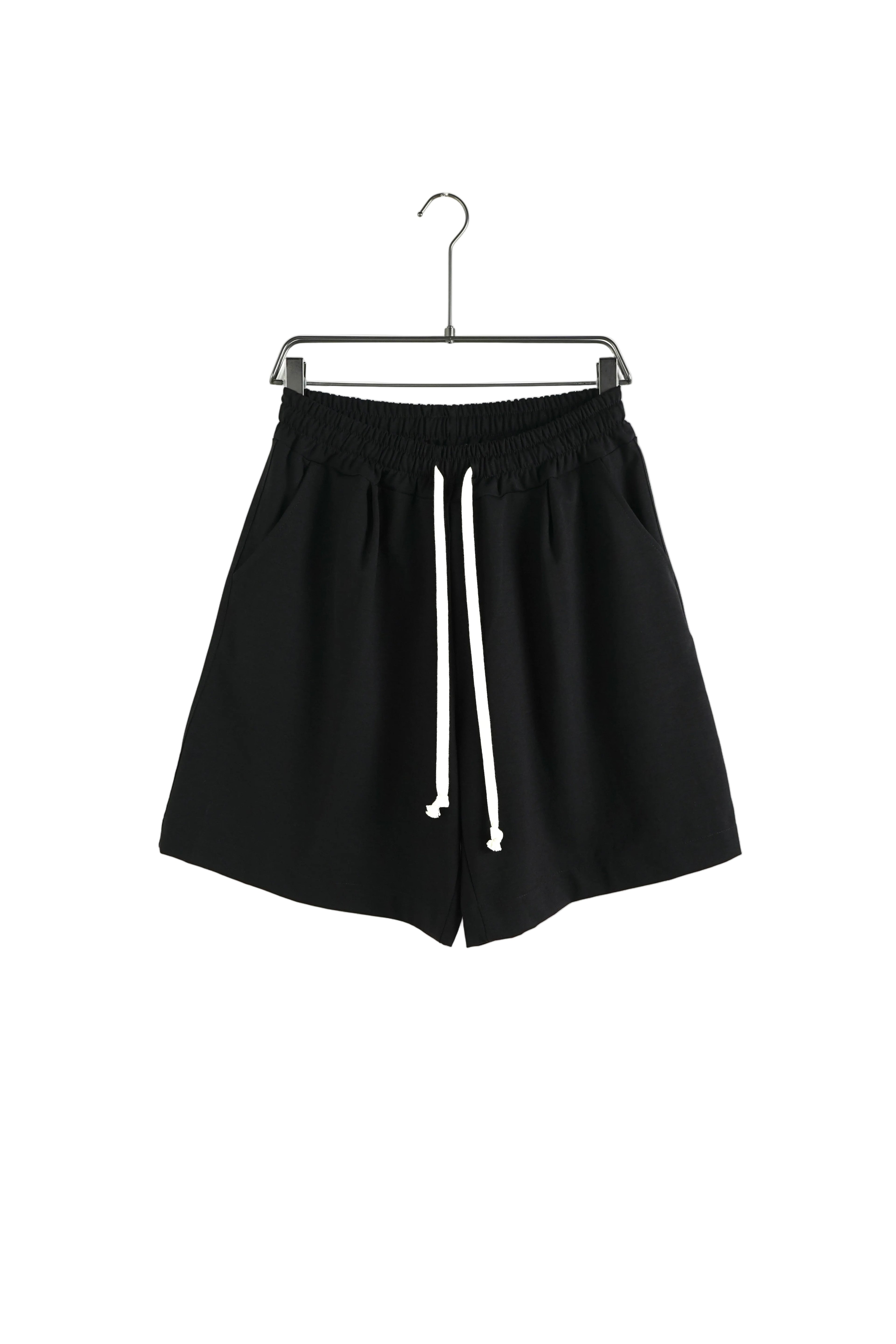 Pantaloni scurți negri cu șnur lung lăsat liber, talie elastică și croială relaxată
